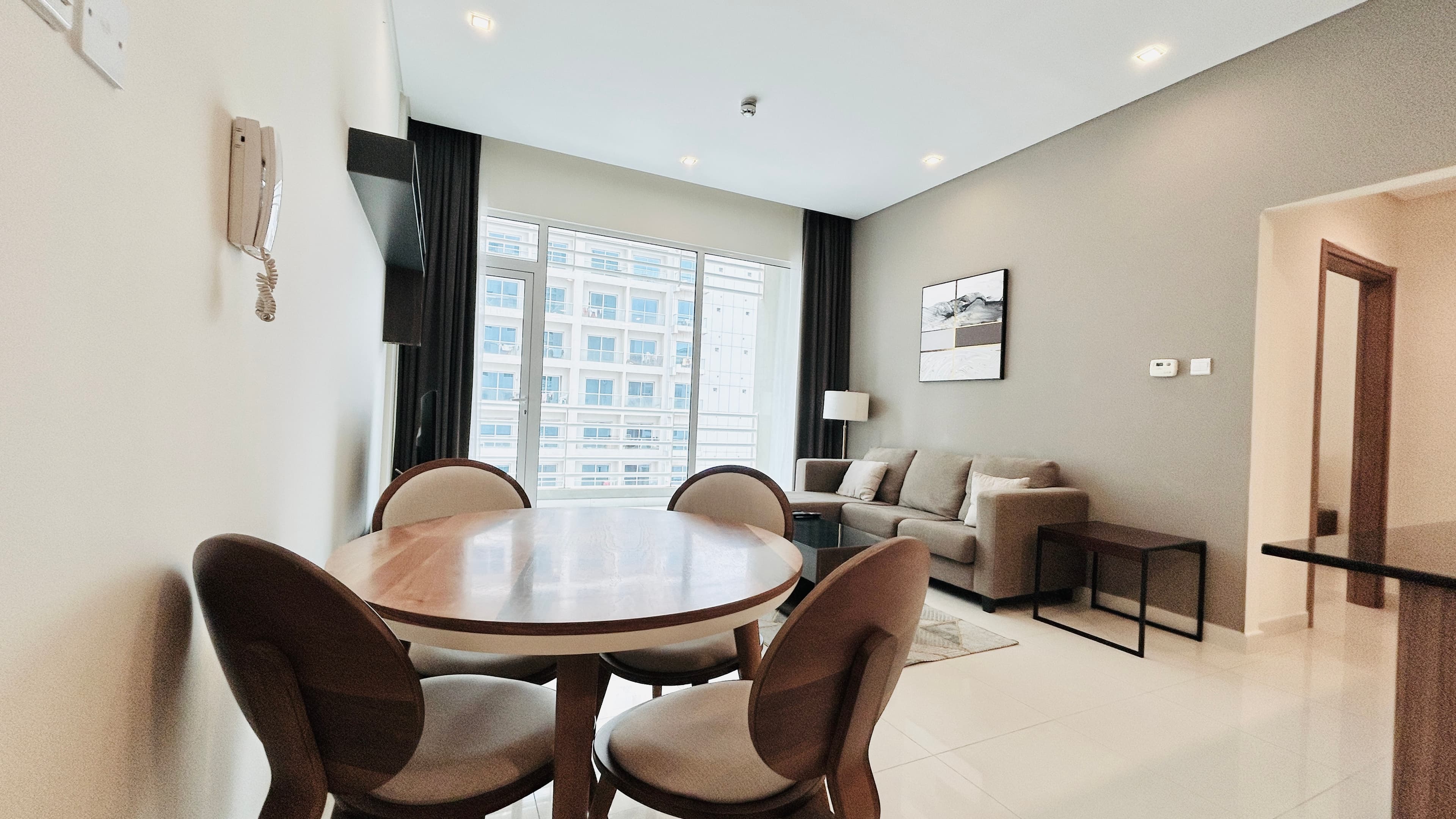 BALCONY | MODERN | CITY VIEW | SPACIOUS ROOMS