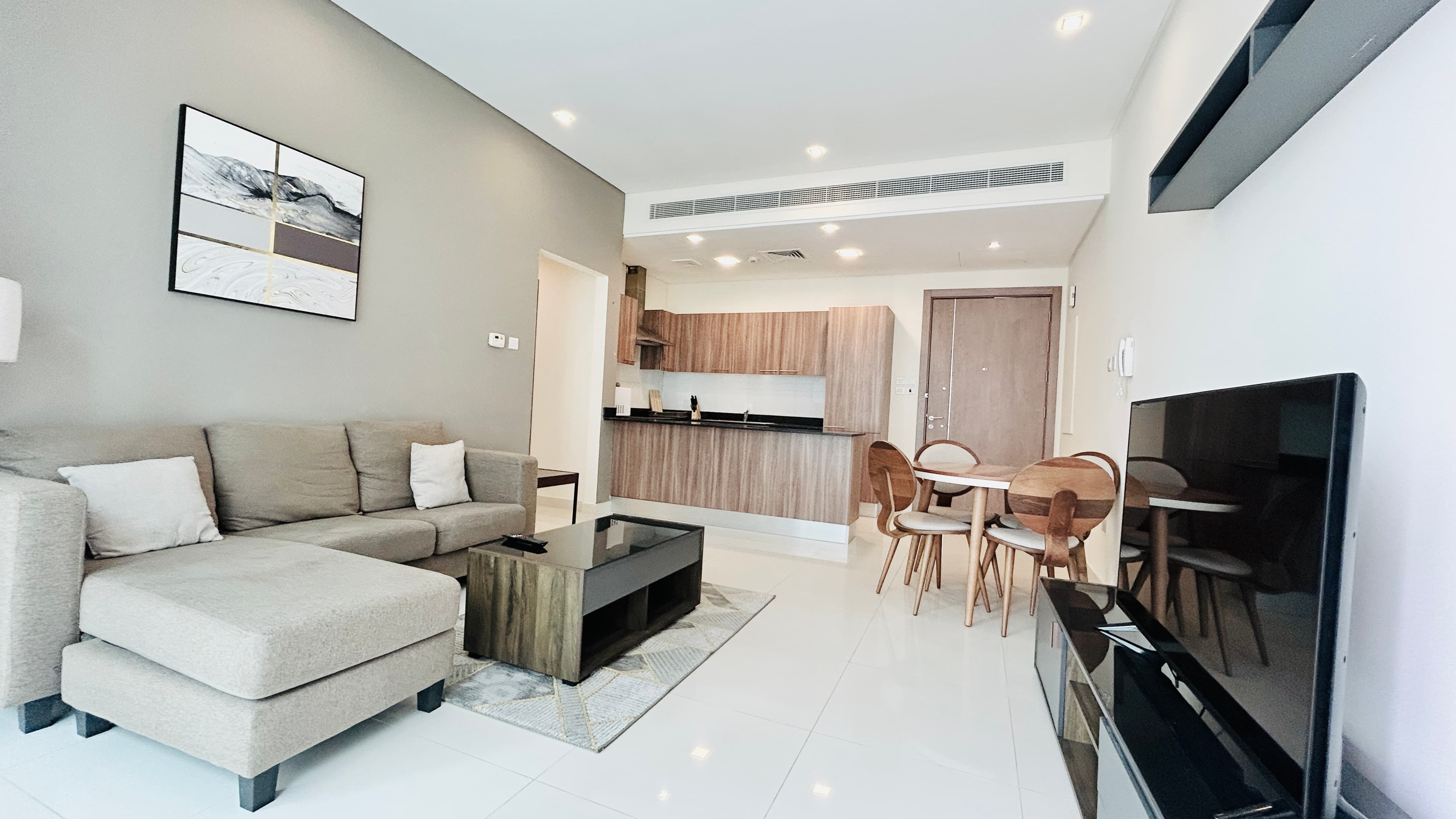 BALCONY | MODERN | CITY VIEW | SPACIOUS ROOMS