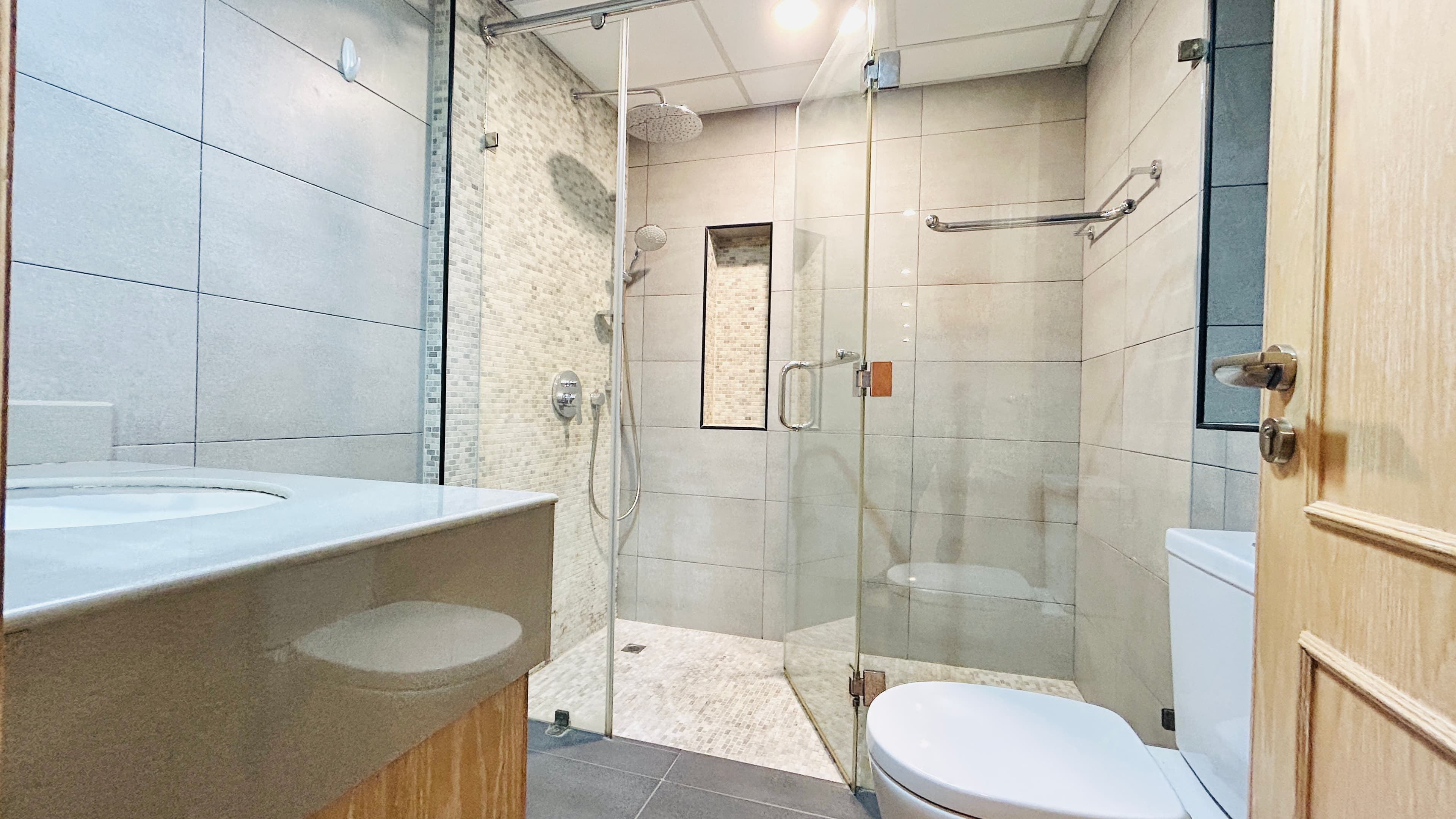 AMENITIES | SPACIOUS | CITYVIEW  | BRIGHT LIGHTING