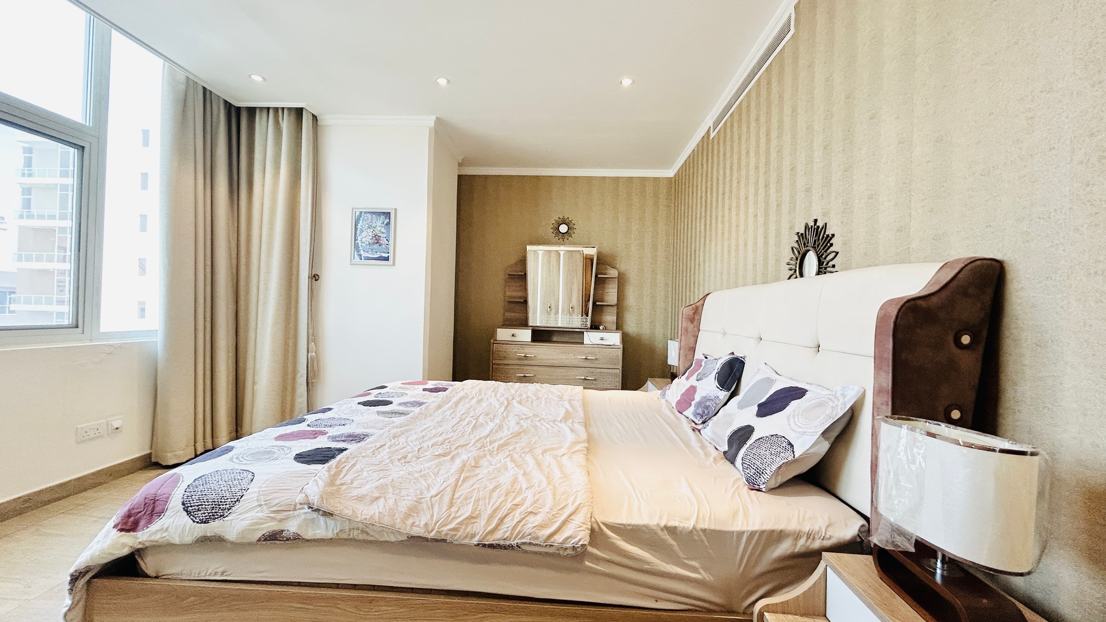 AMENITIES | SPACIOUS | CITYVIEW  | BRIGHT LIGHTING