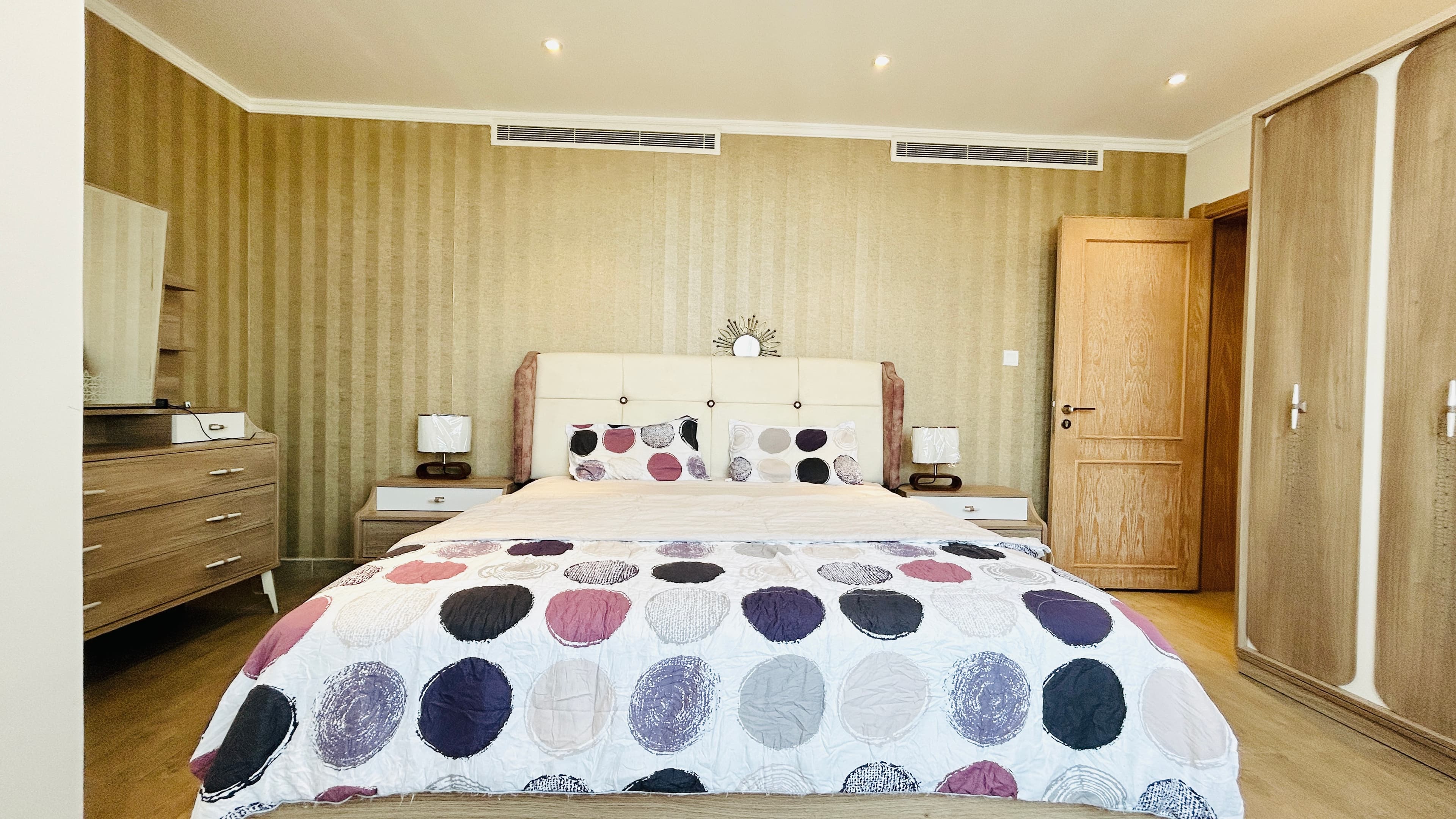 AMENITIES | SPACIOUS | CITYVIEW  | BRIGHT LIGHTING