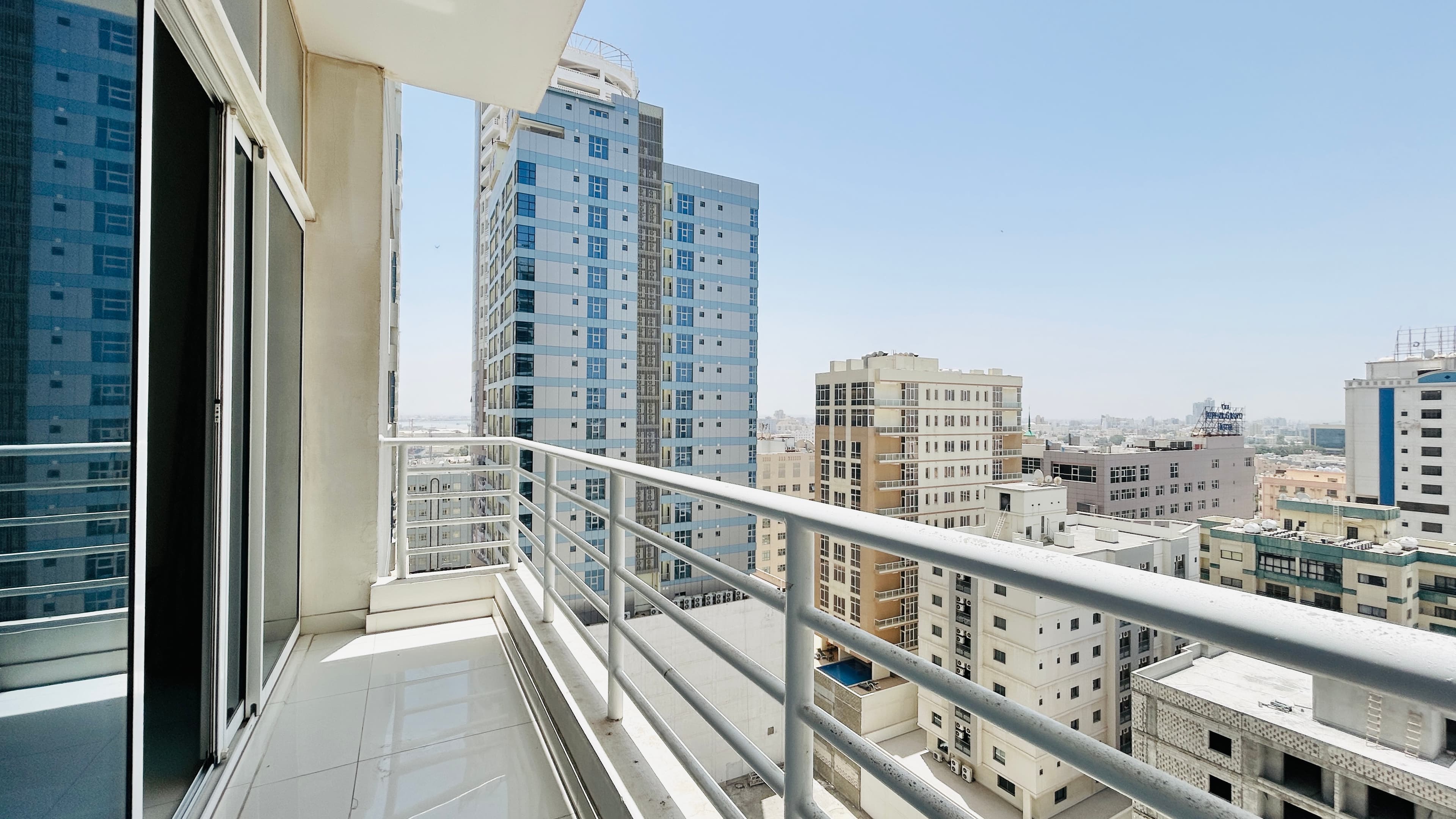 BALCONY | CITYVIEW | SPACIOUS ROOMS | GREAT FACILITIES
