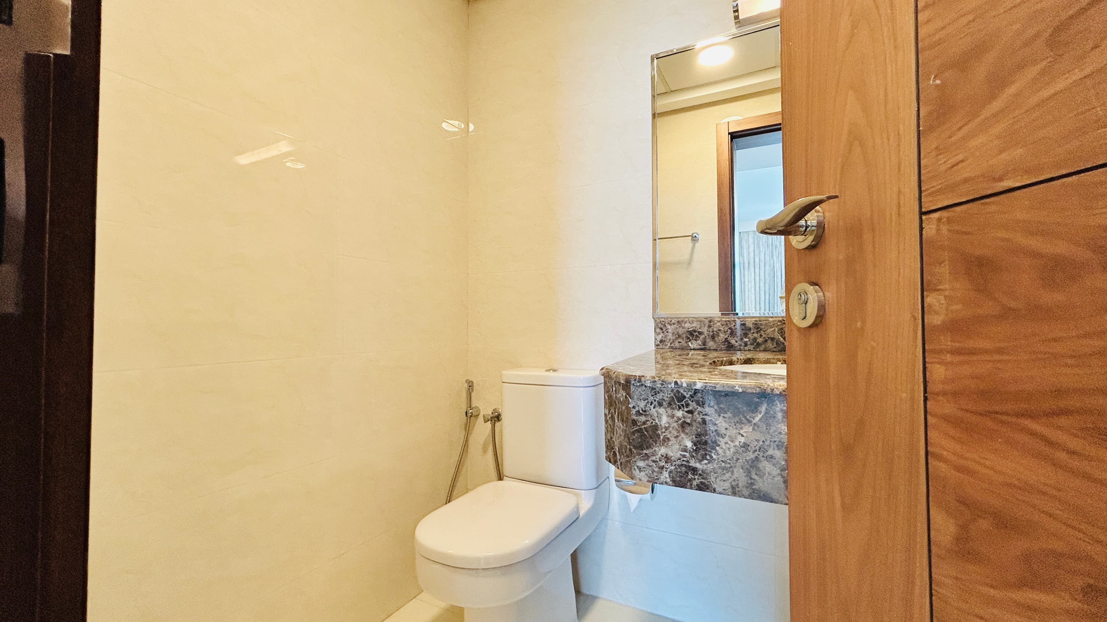 BALCONY | CITYVIEW | SPACIOUS ROOMS | GREAT FACILITIES
