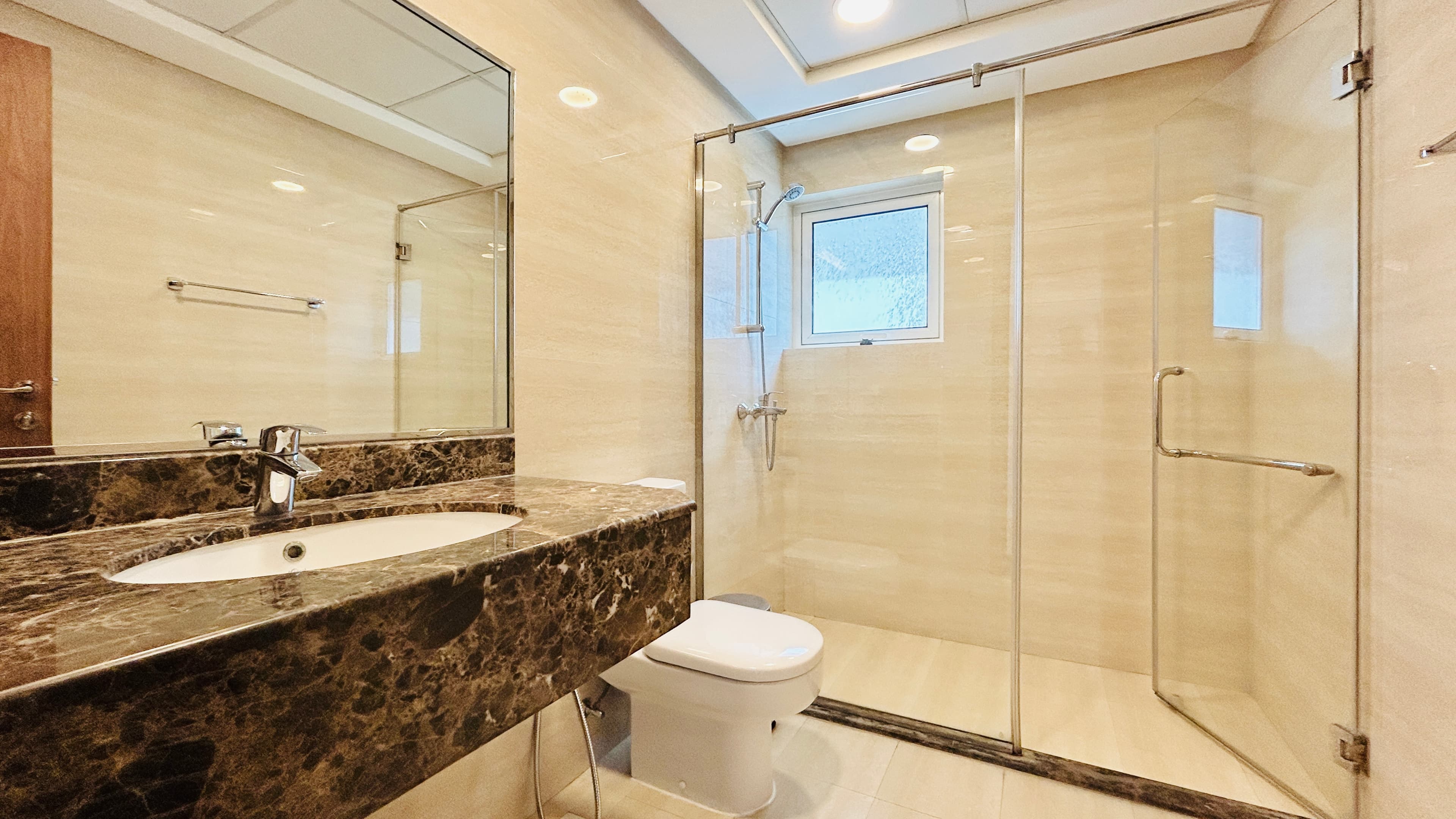 BALCONY | CITYVIEW | SPACIOUS ROOMS | GREAT FACILITIES