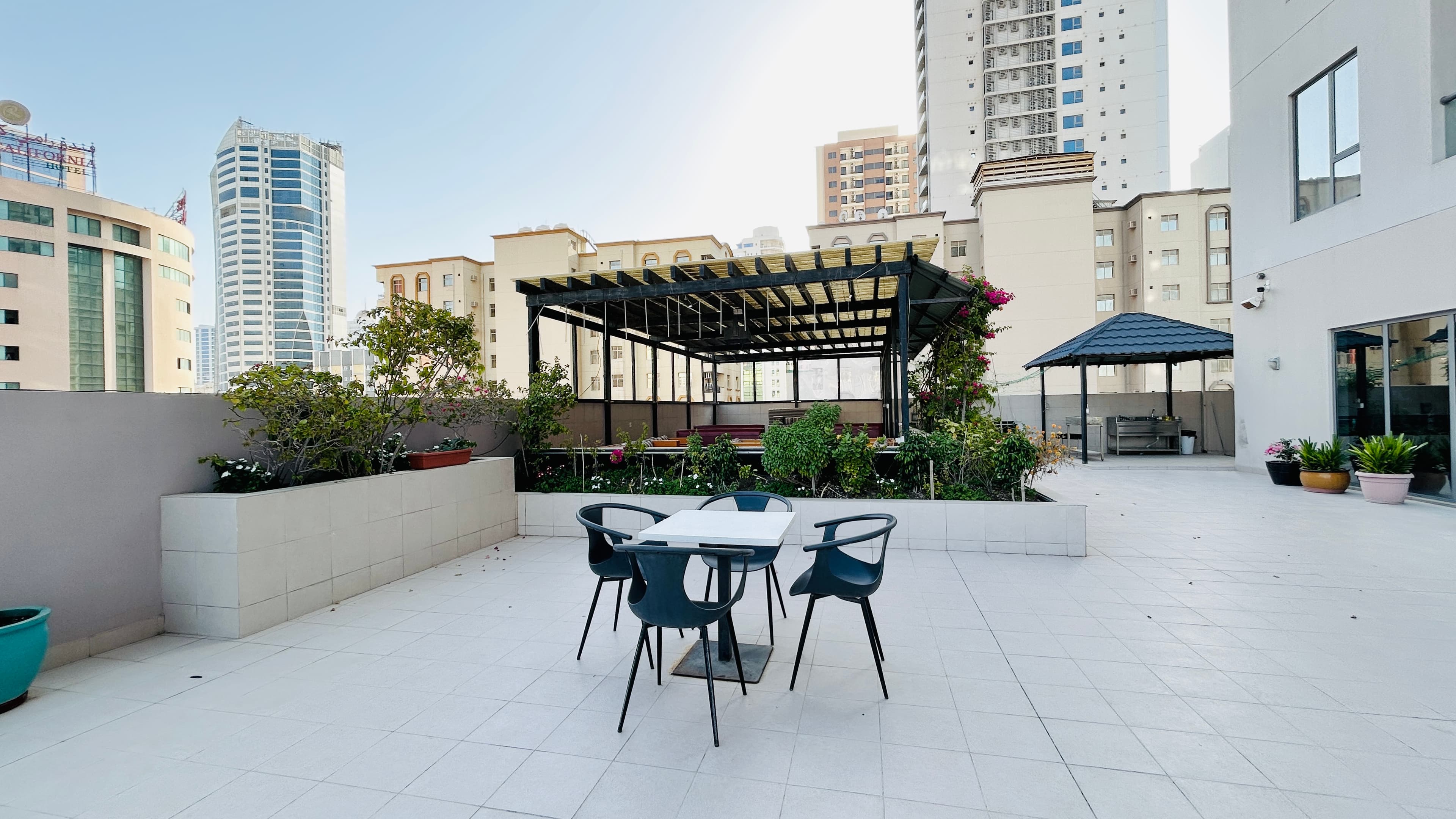 BALCONY | CITYVIEW | SPACIOUS ROOMS | GREAT FACILITIES