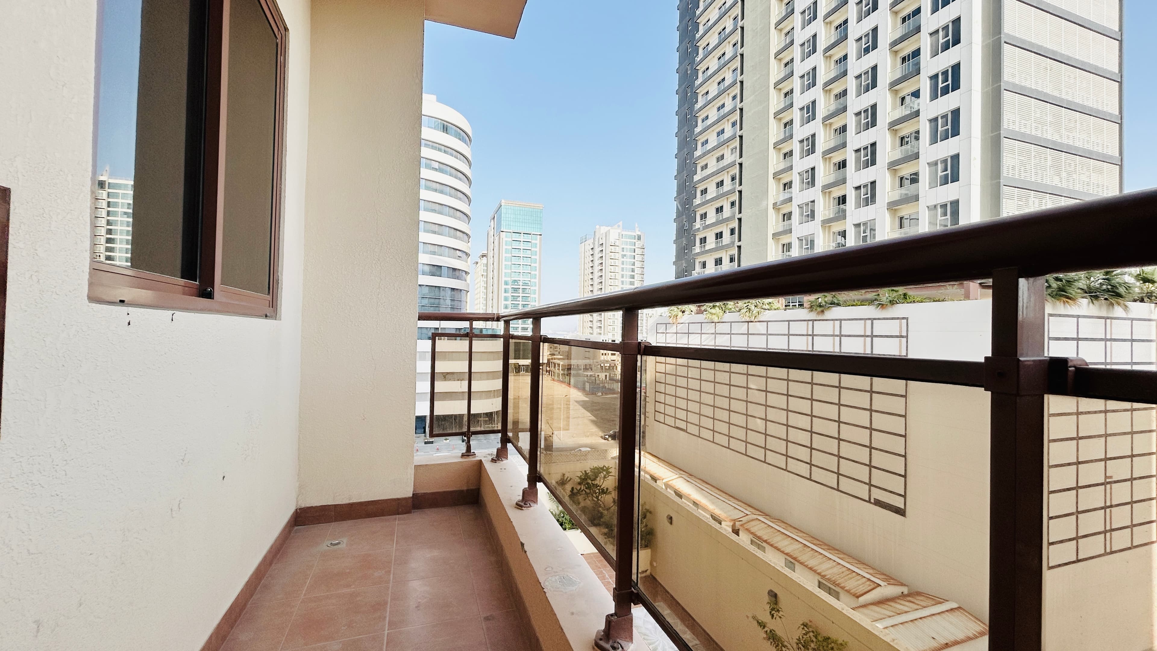 SPACIOUS ROOMS | AMENITIES | BALCONY | CITYVIEW