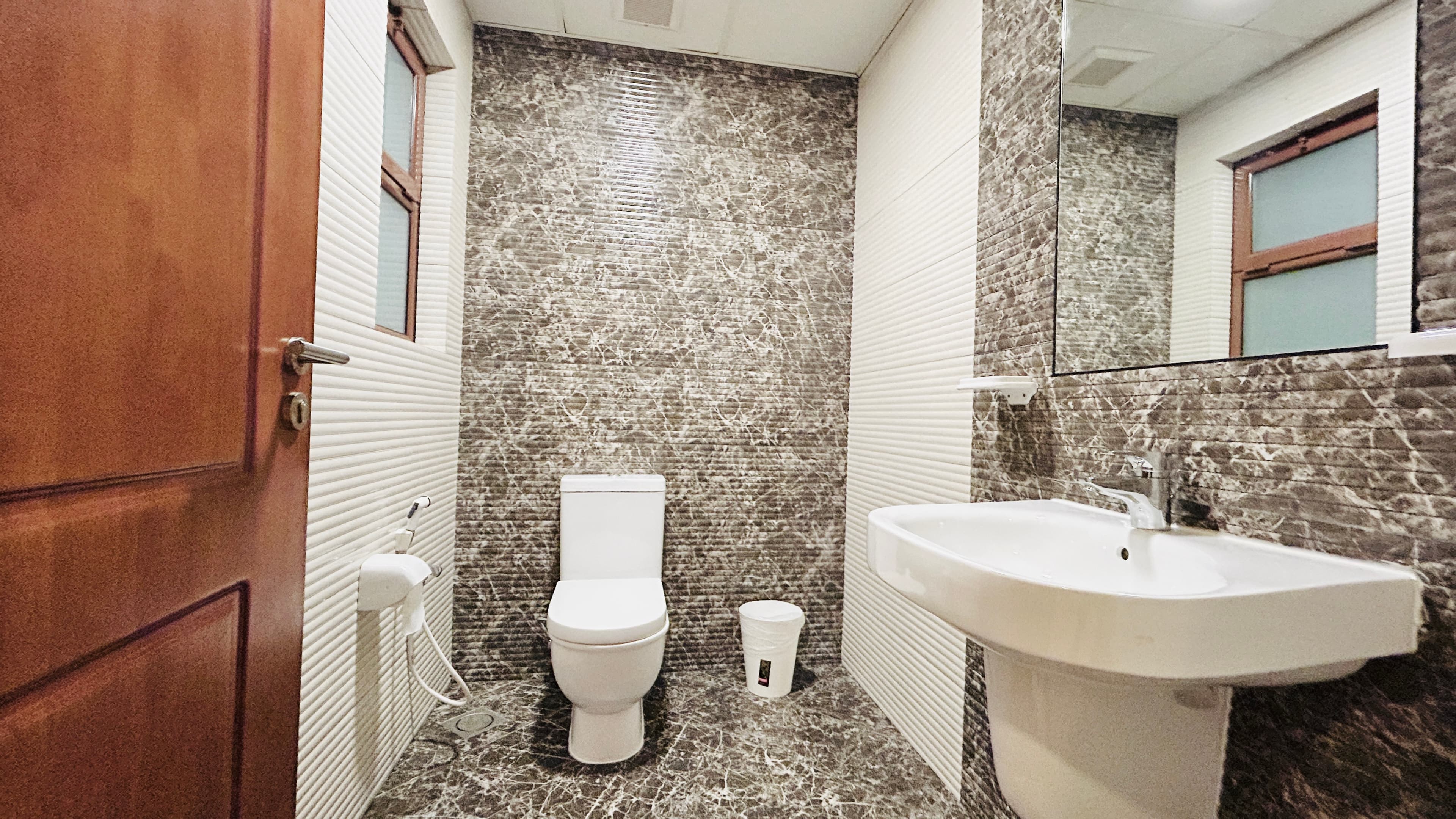 SPACIOUS ROOMS | AMENITIES | BALCONY | CITYVIEW