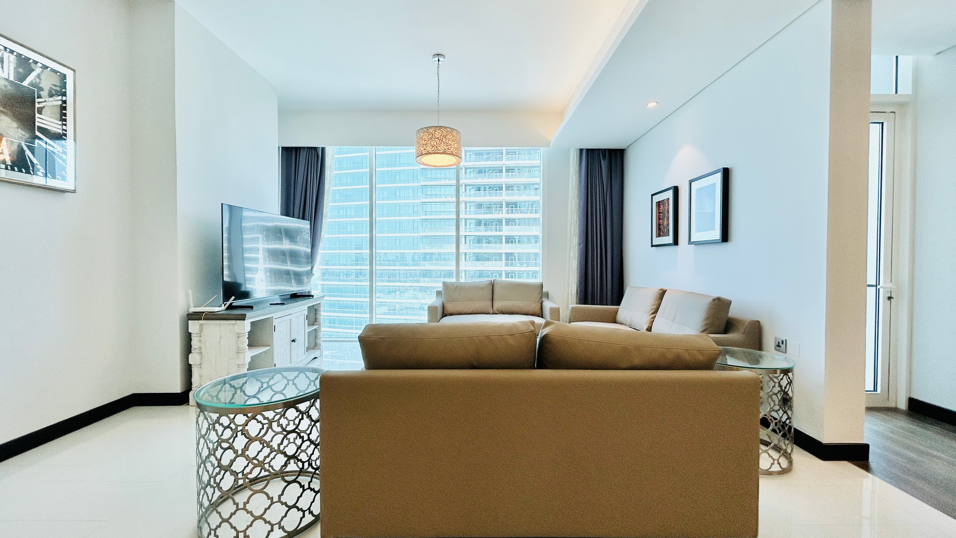 PARTIAL SEA/CITY VIEW | MODERN | SPACIOUS ROOMS