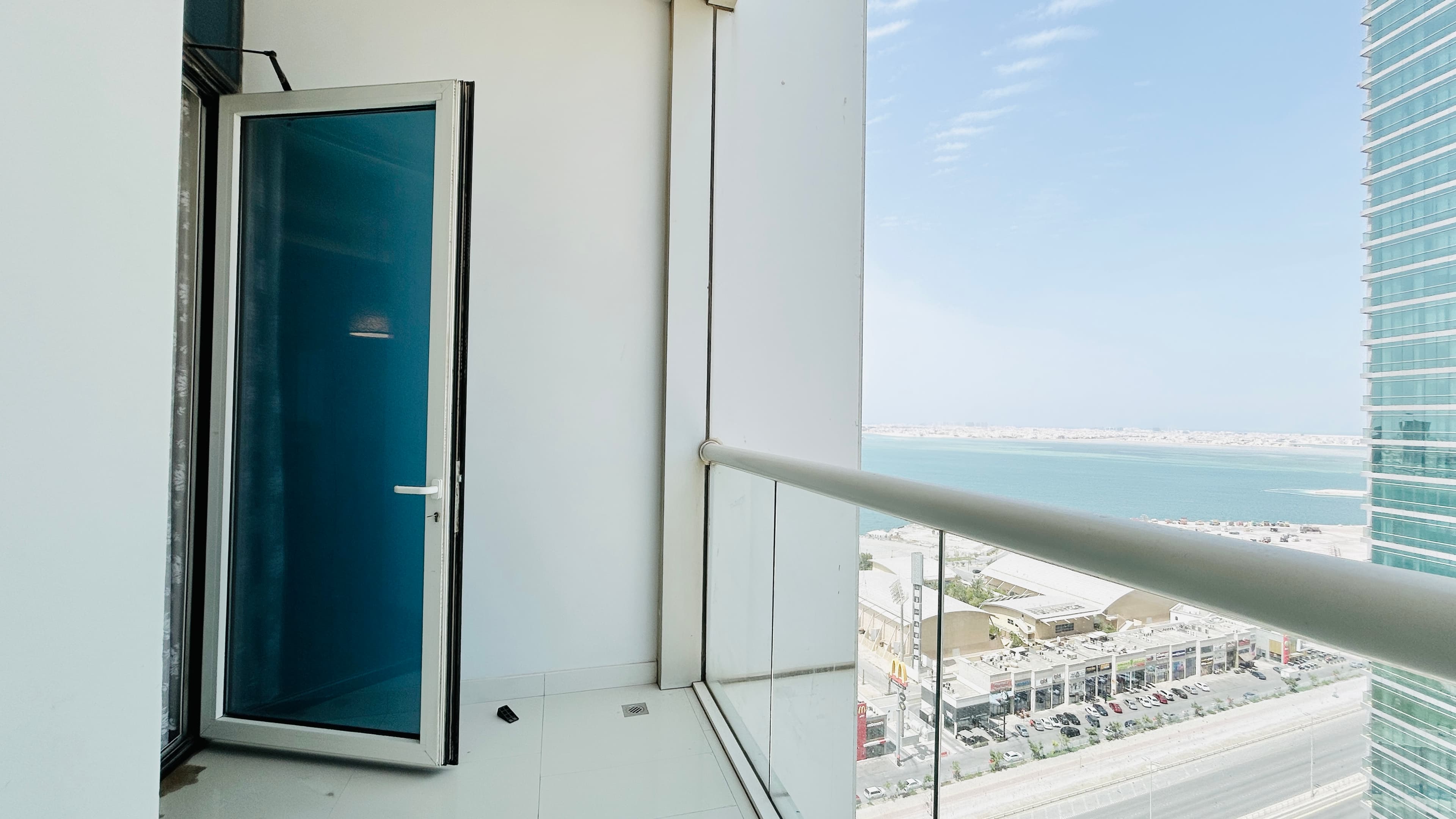 PARTIAL SEA/CITY VIEW | MODERN | SPACIOUS ROOMS