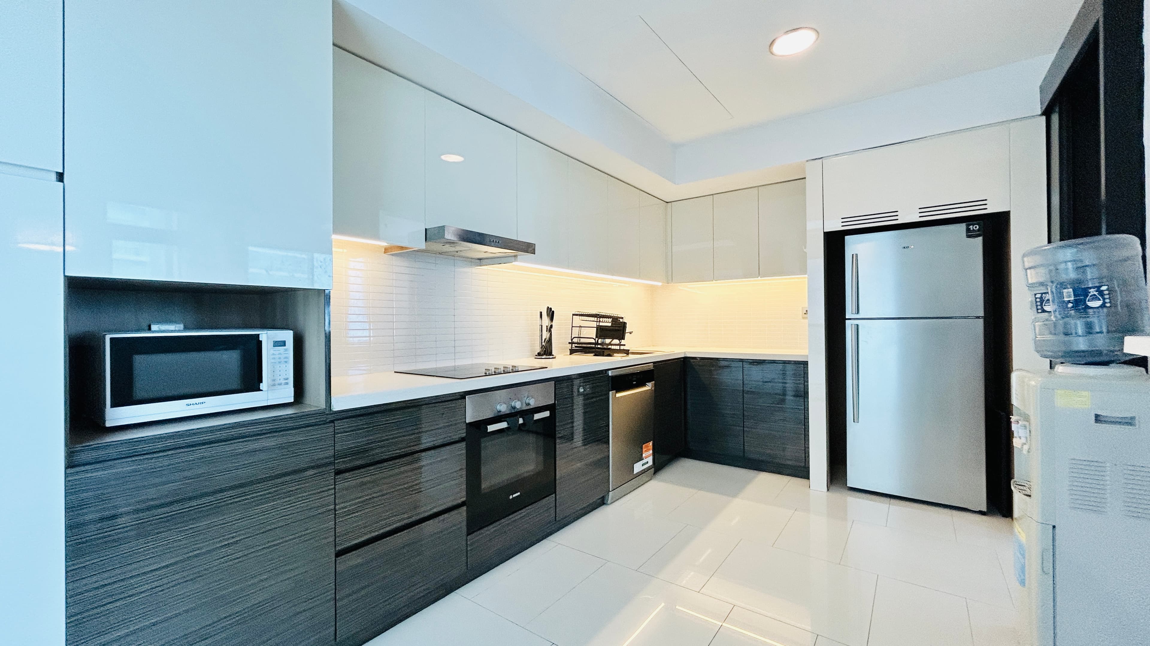 PARTIAL SEA/CITY VIEW | MODERN | SPACIOUS ROOMS
