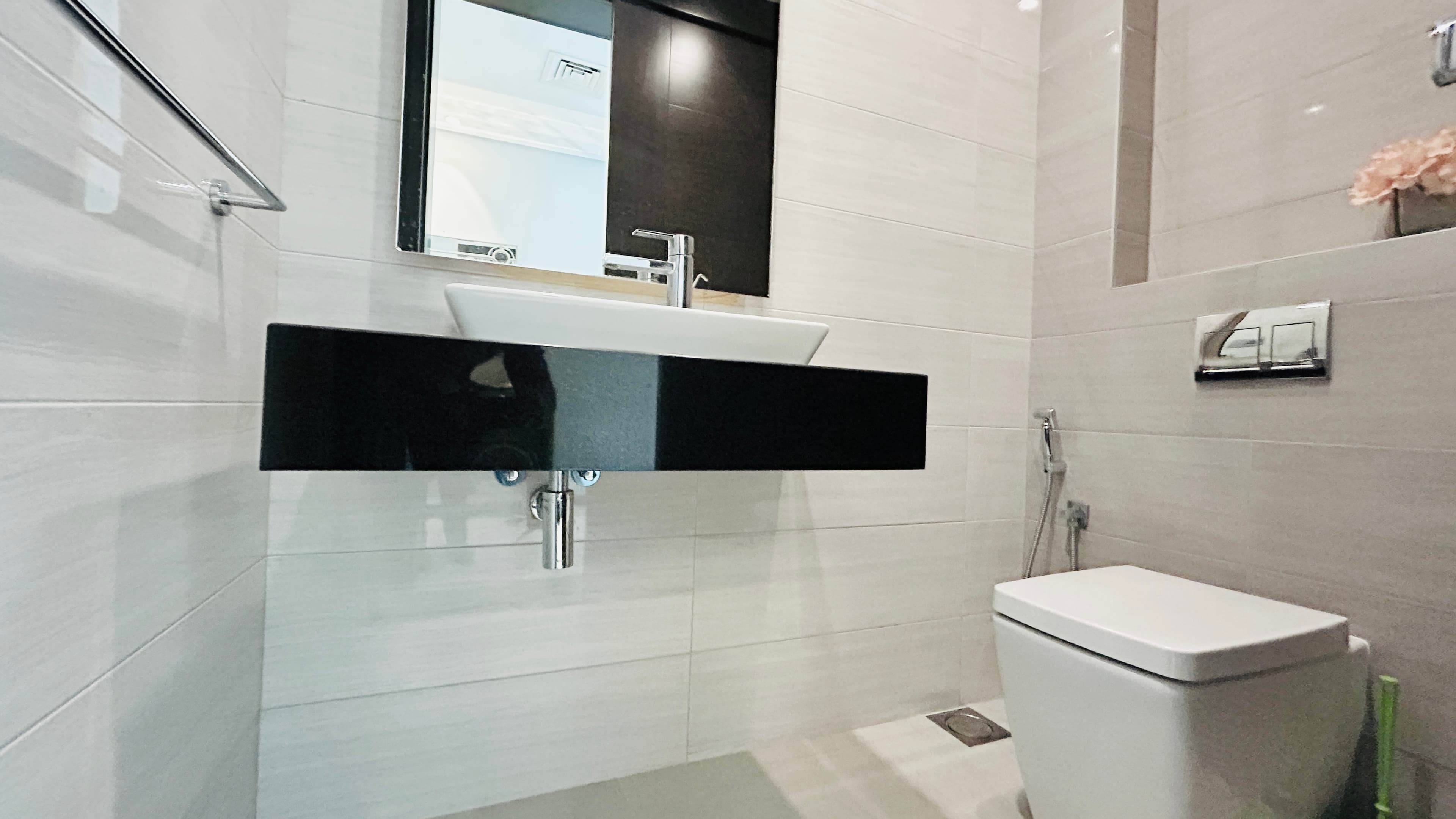 PARTIAL SEA/CITY VIEW | MODERN | SPACIOUS ROOMS
