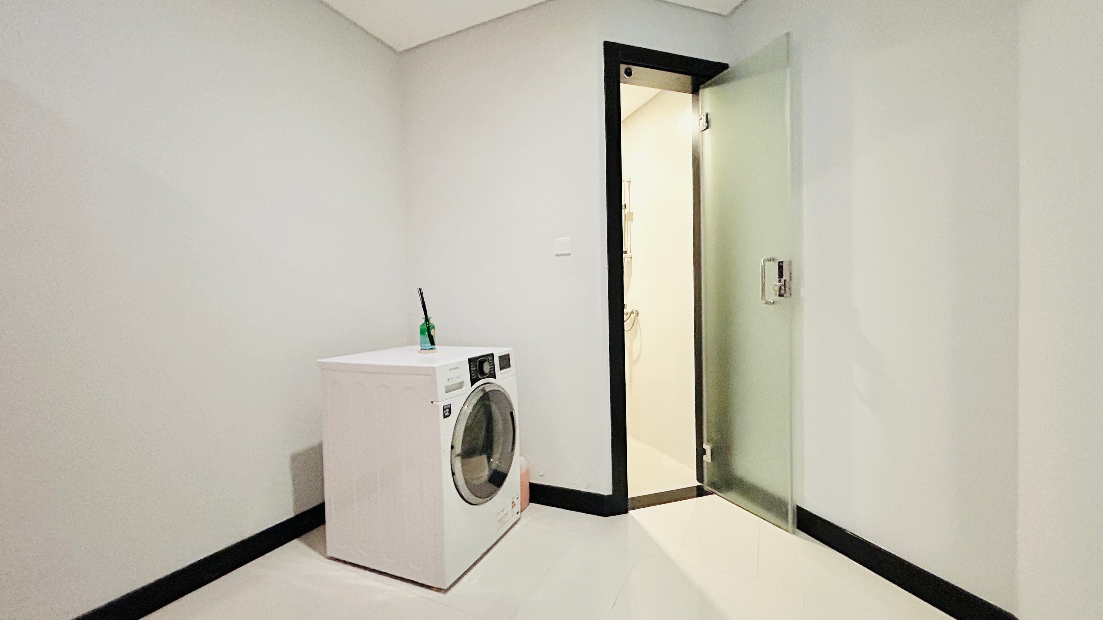 PARTIAL SEA/CITY VIEW | MODERN | SPACIOUS ROOMS