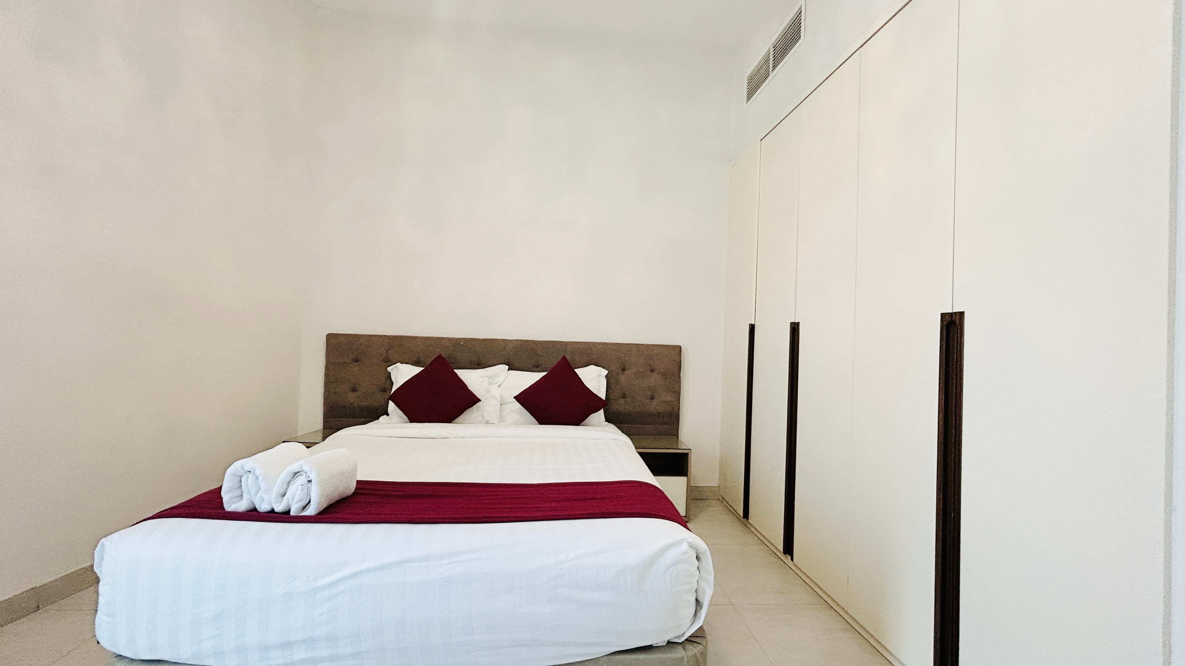 BALCONY | CITYVIEW | SPACIOUS ROOMS | GREAT FACILITIES