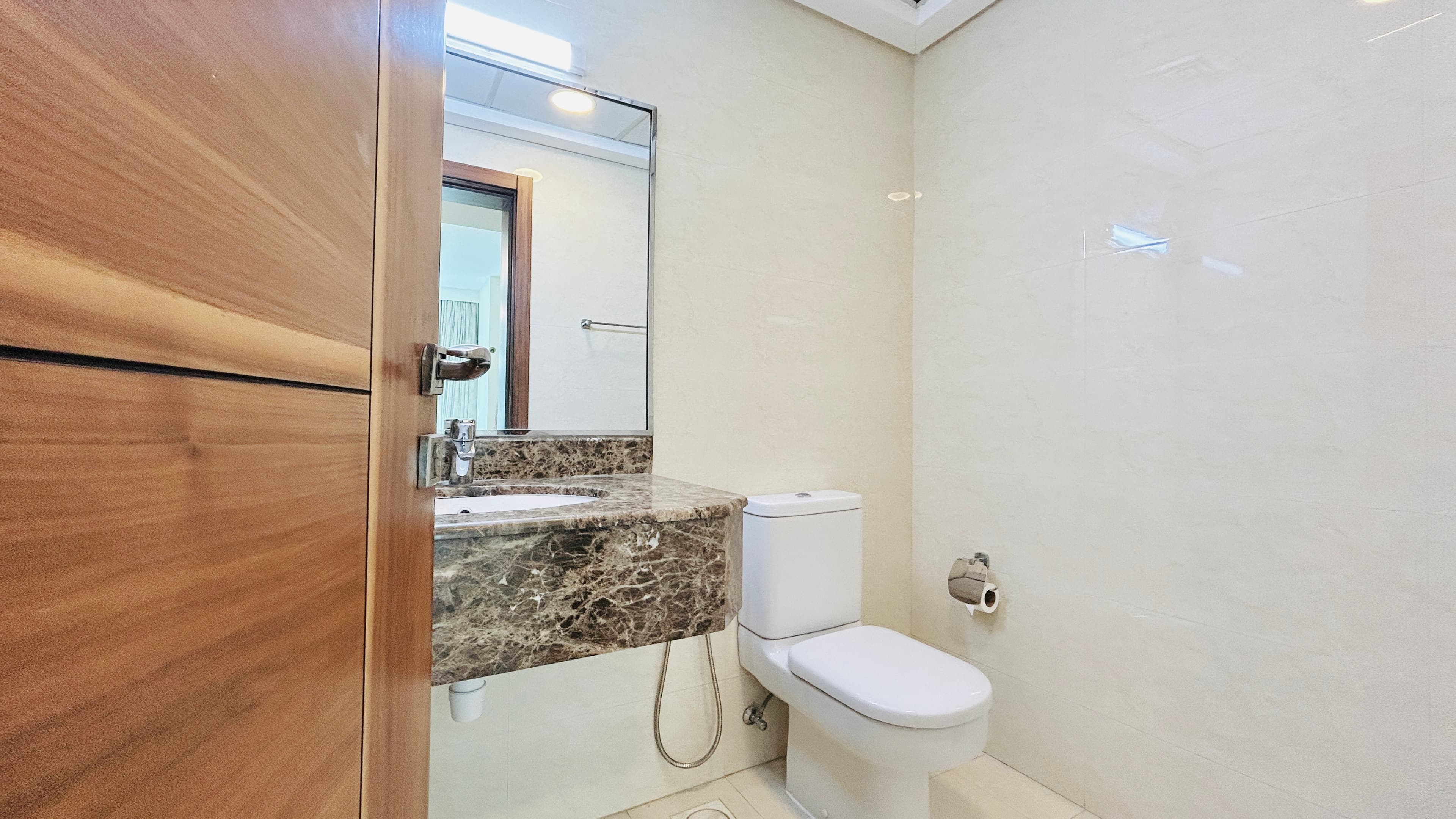 SPACIOUS ROOMS | BALCONY | GREAT AMENITIES | MODERN