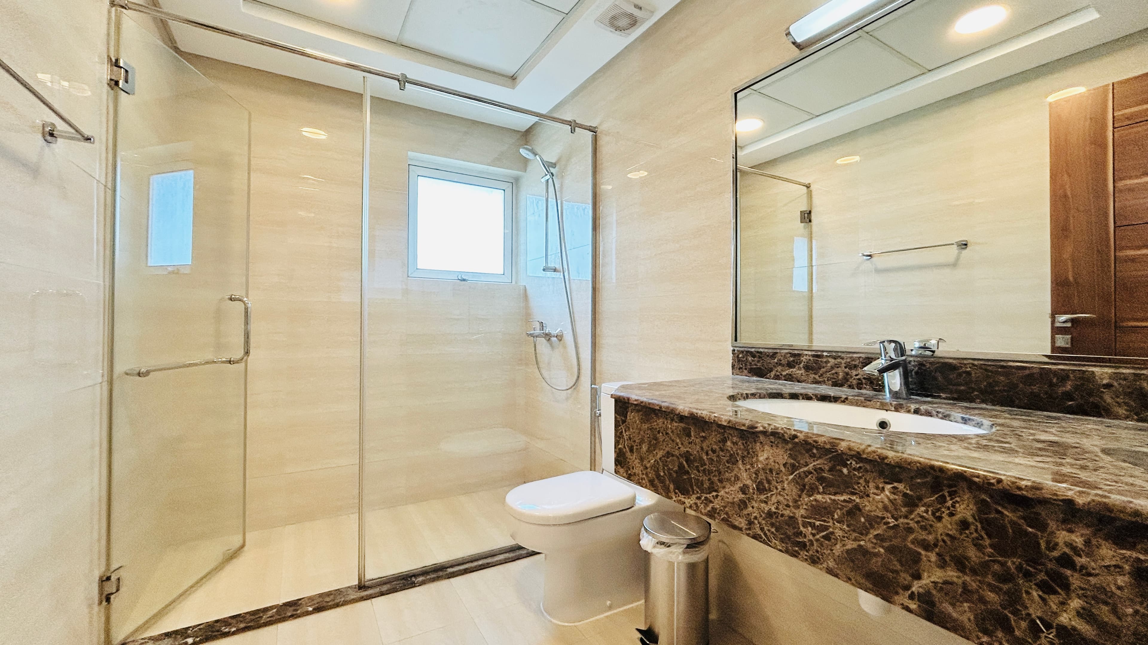 SPACIOUS ROOMS | BALCONY | GREAT AMENITIES | MODERN