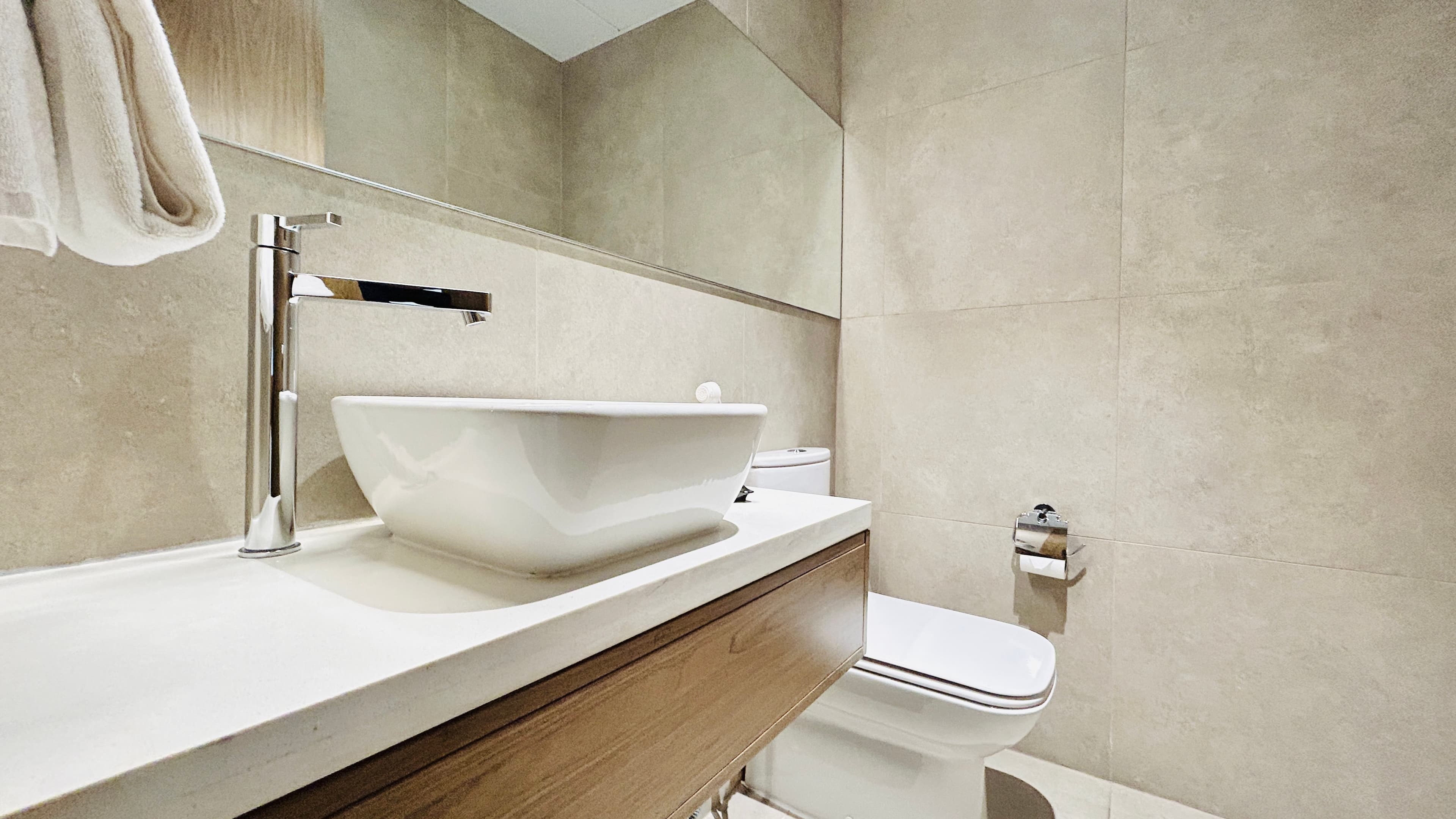 LUXURY | HIGH-END AMENITIES | SPACIOUS | CITY VIEW