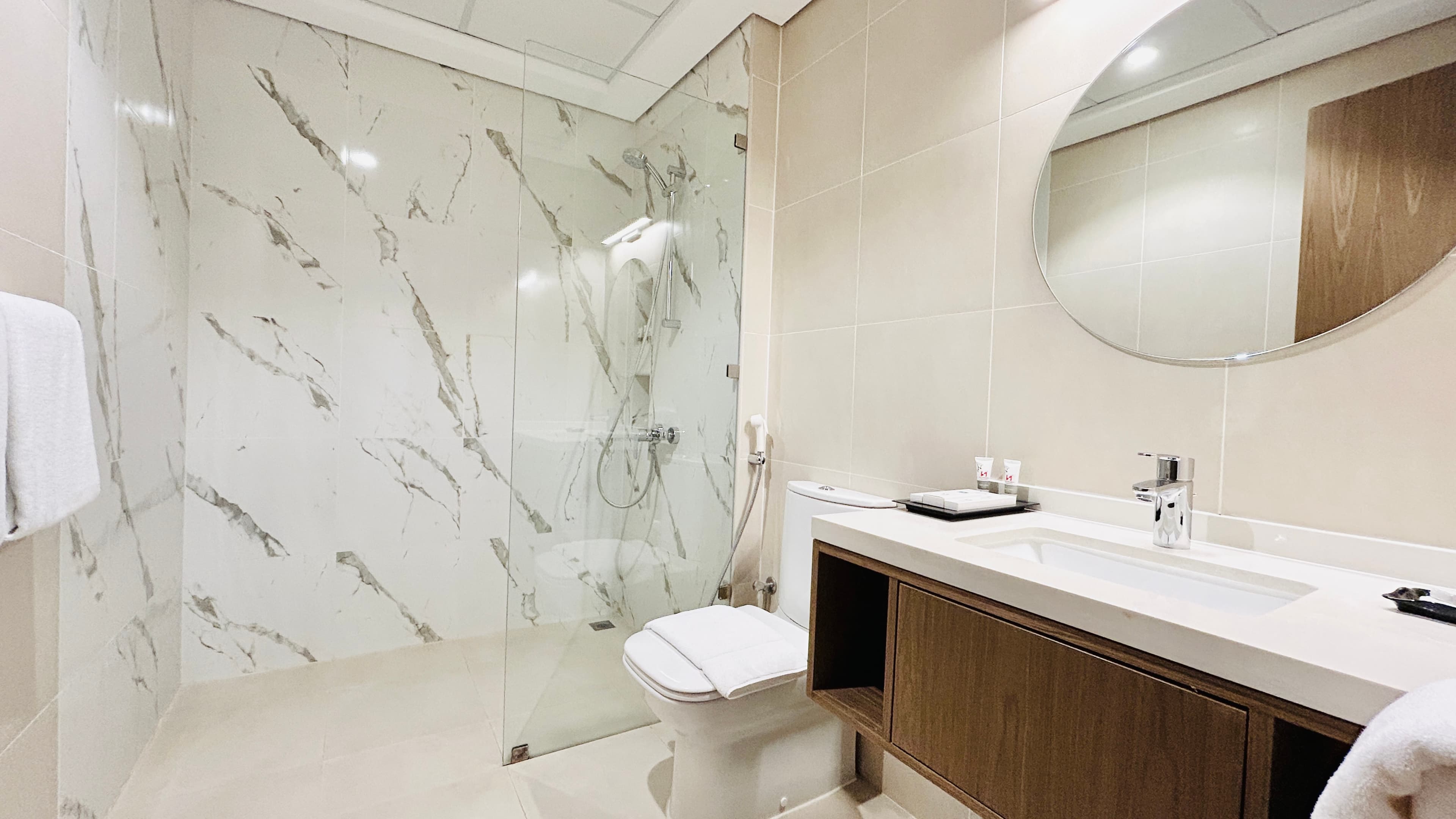 LUXURY | HIGH-END AMENITIES | SPACIOUS | CITY VIEW
