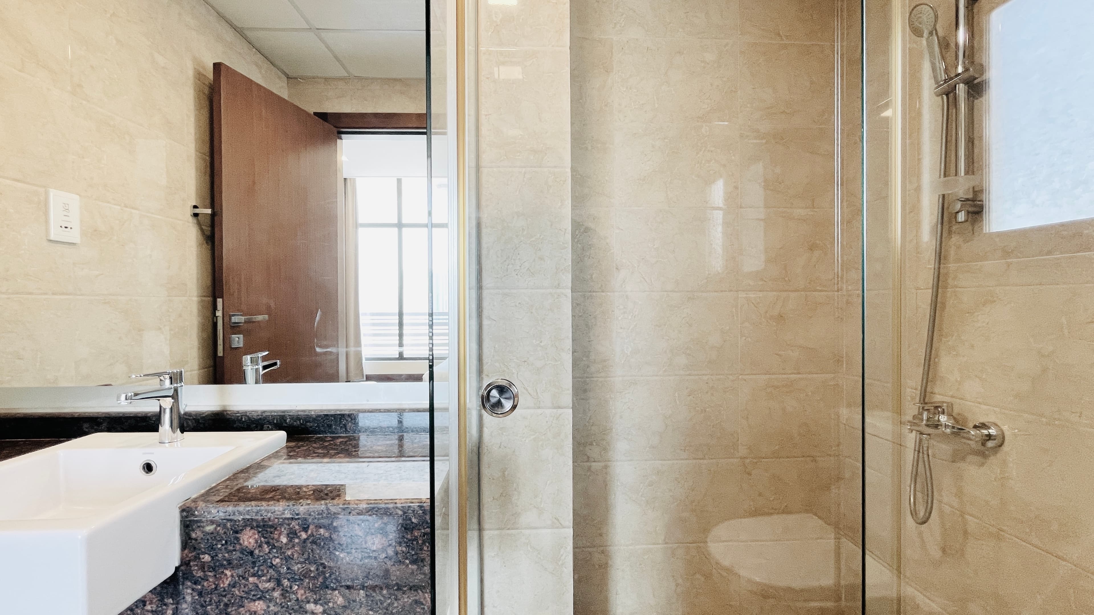 MODERN | CITY VIEW | SPACIOUS ROOMS | GREAT FACILITIES