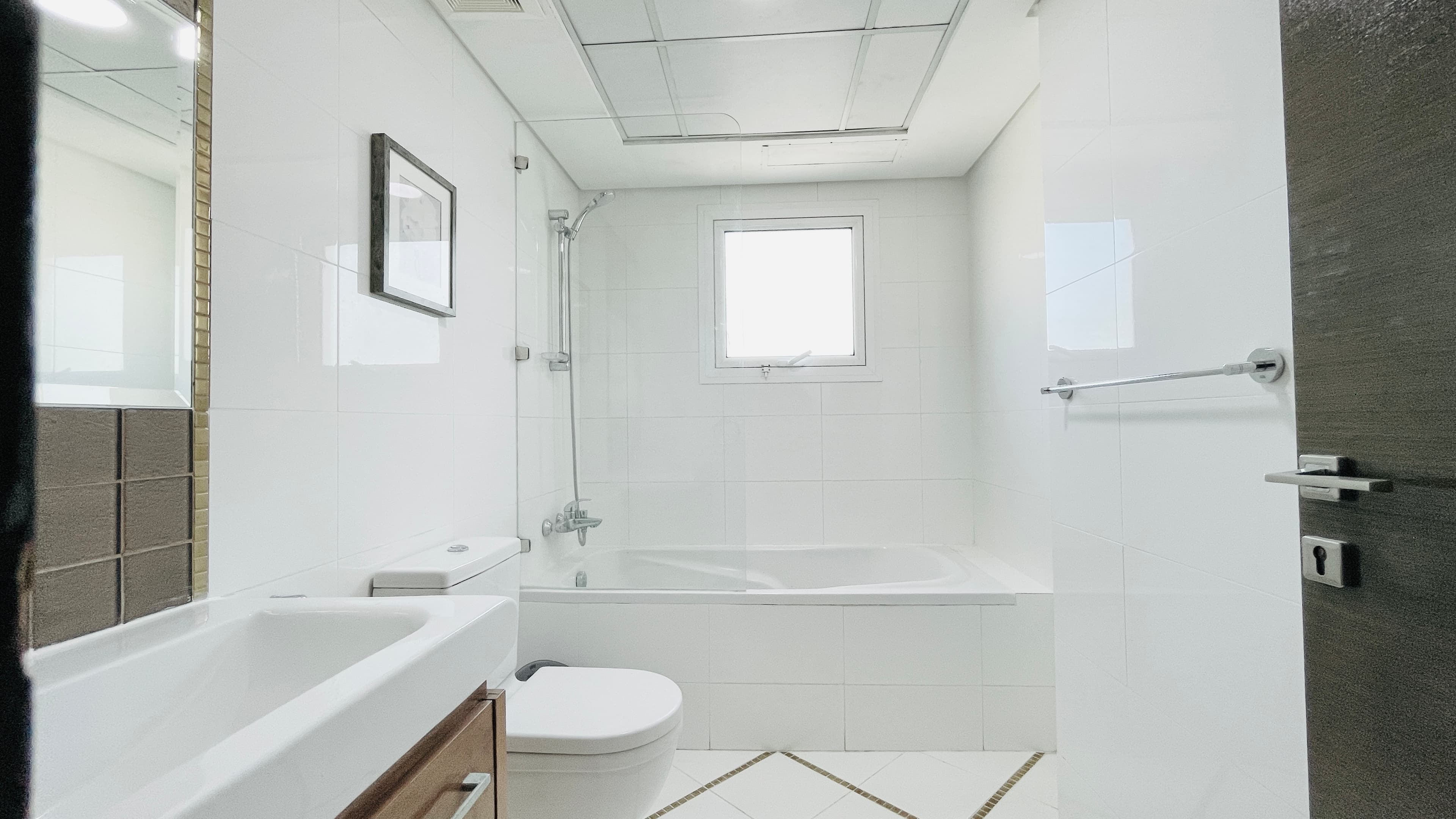 MODERN | CITY VIEW |SPACIOUS ROOMS | GREAT FACILITIES