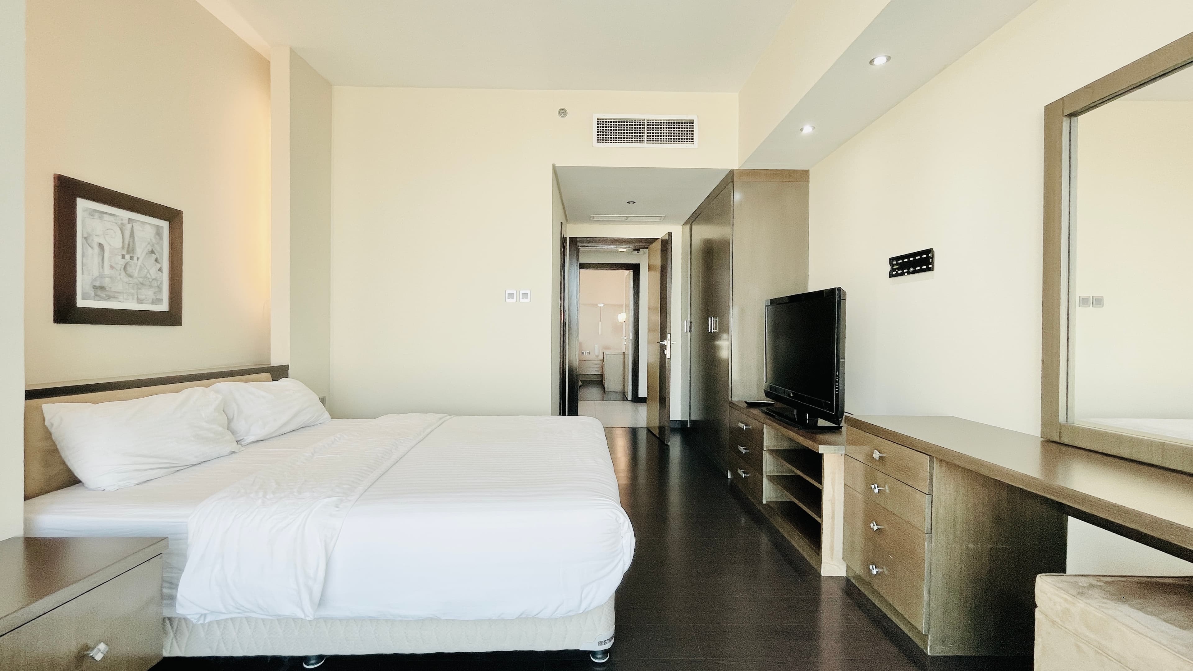 MODERN | CITY VIEW |SPACIOUS ROOMS | GREAT FACILITIES