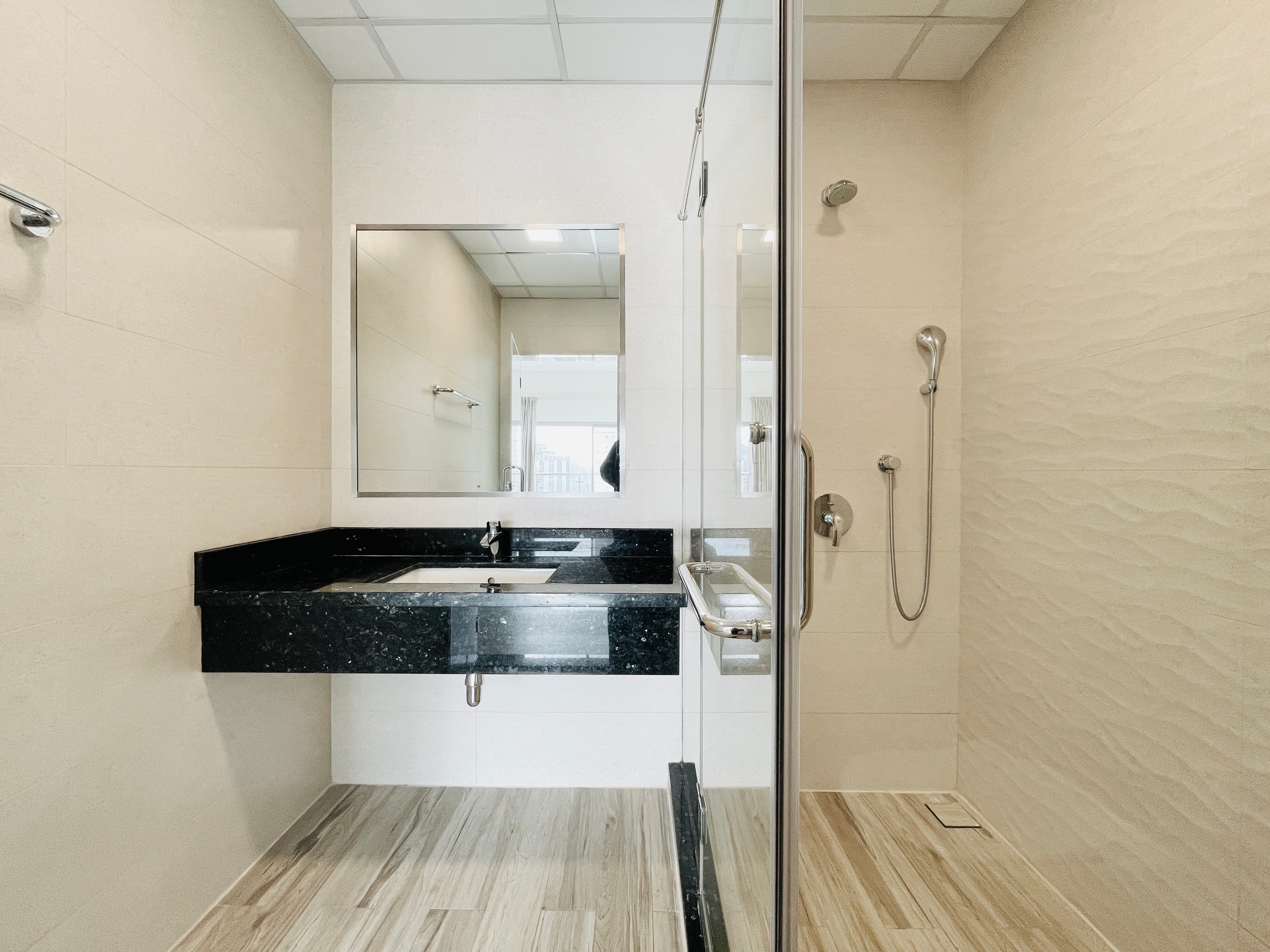 MODERN | CITY VIEW | SPACIOUS ROOMS | GREAT FACILITIES
