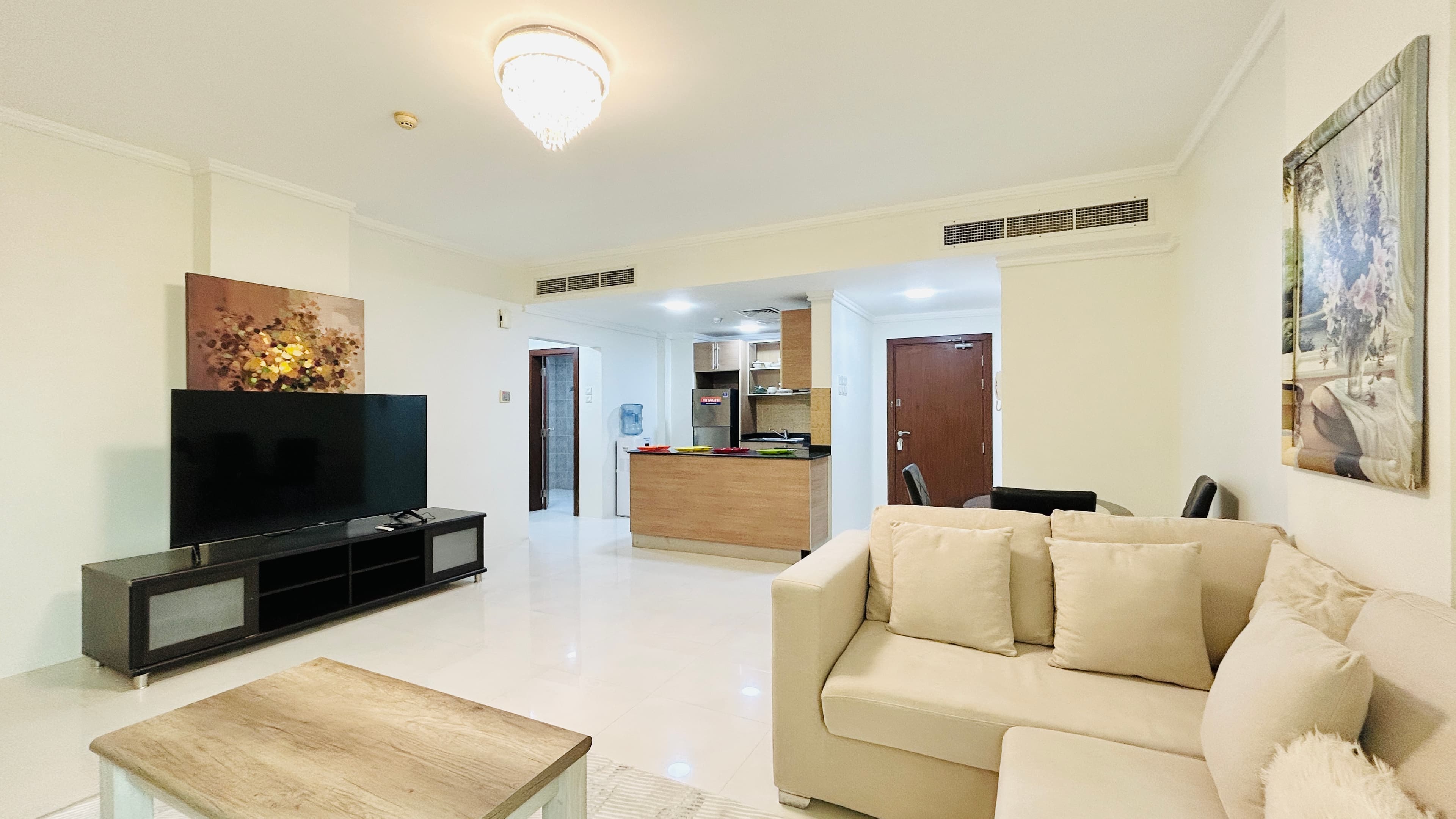 MODERN | SPACIOUS ROOM | GREAT AMENITIES | BALCONY