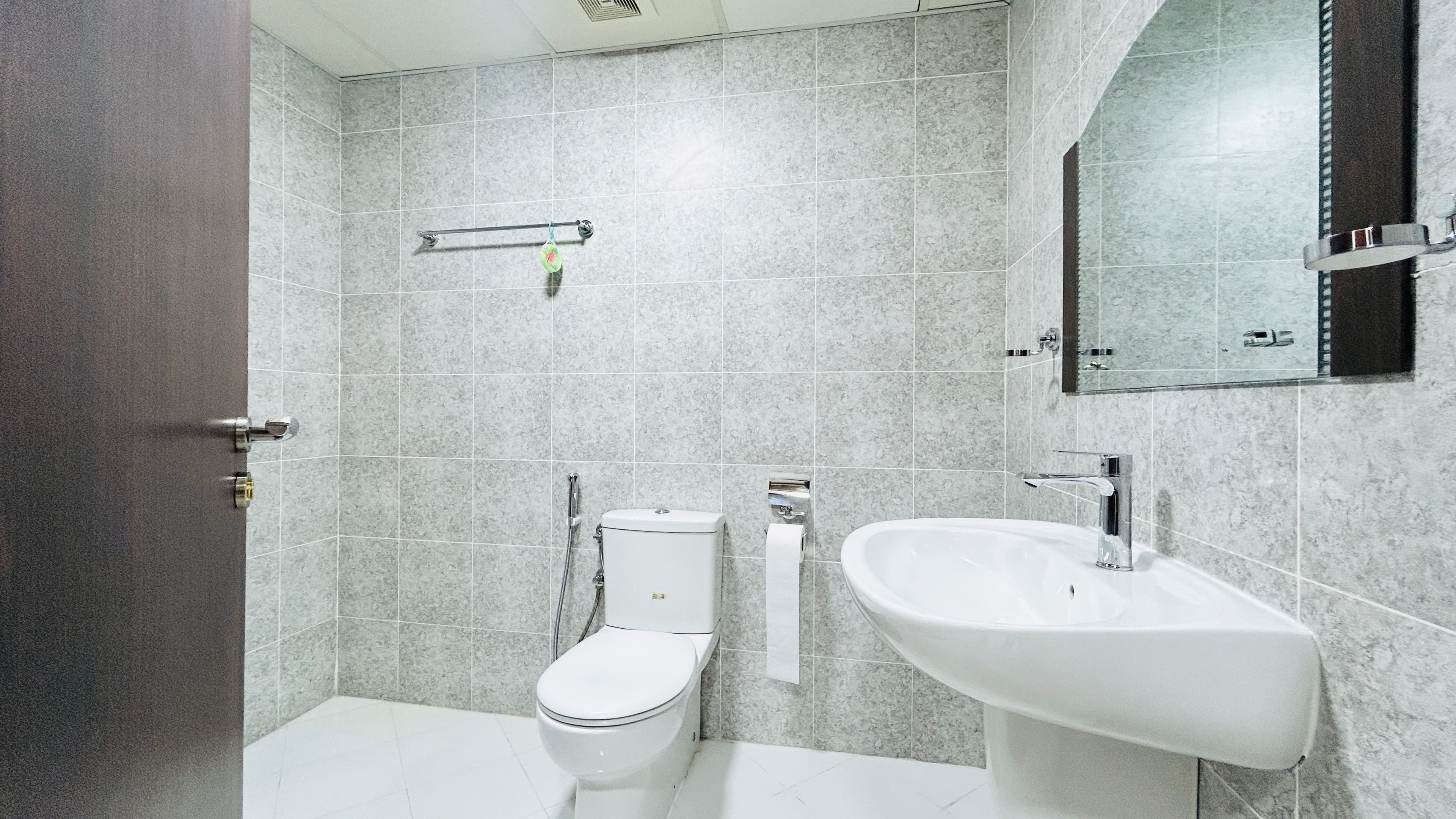 MODERN | SPACIOUS ROOM | GREAT AMENITIES | BALCONY