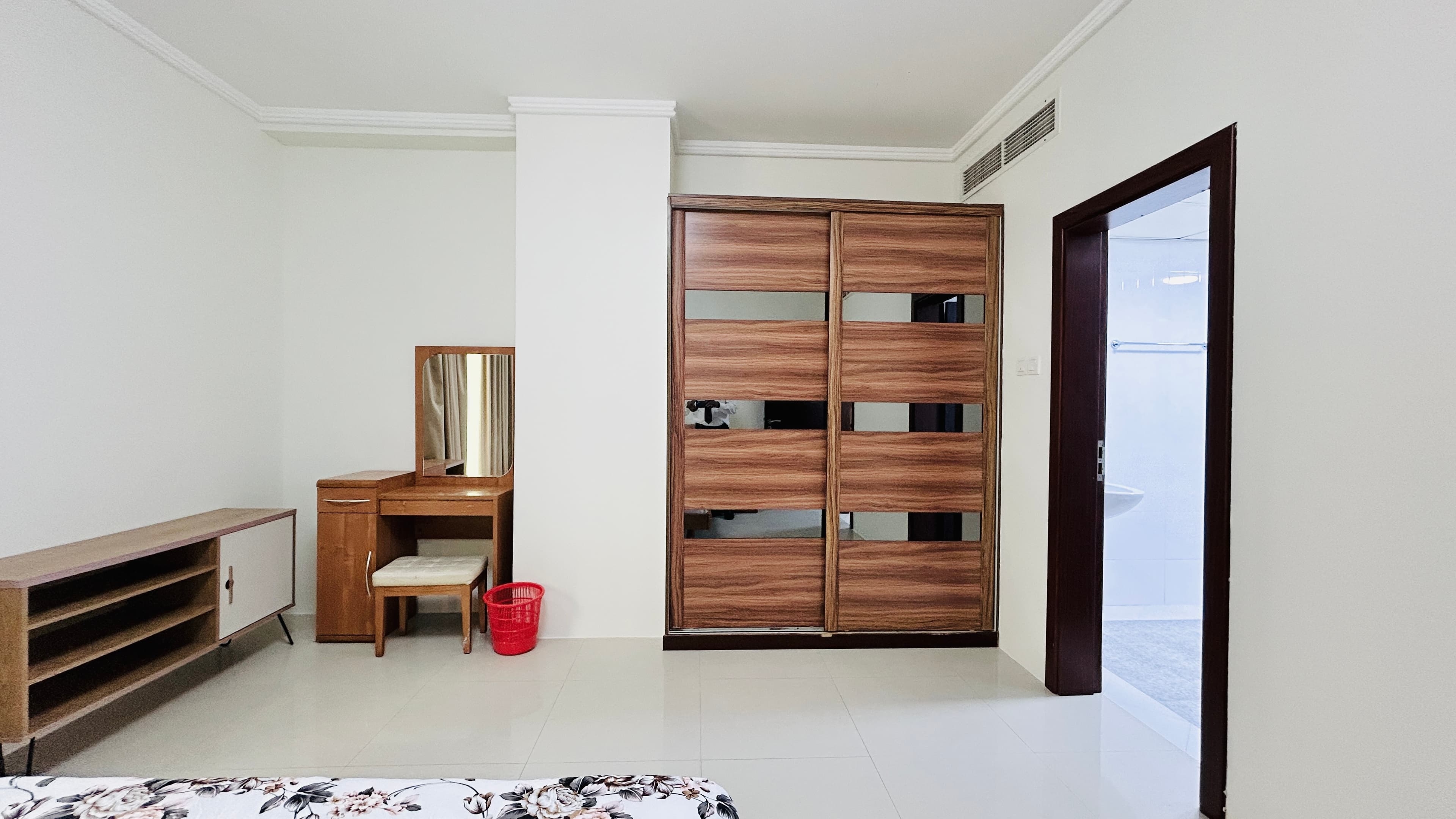 MODERN | SPACIOUS ROOM | GREAT AMENITIES | BALCONY