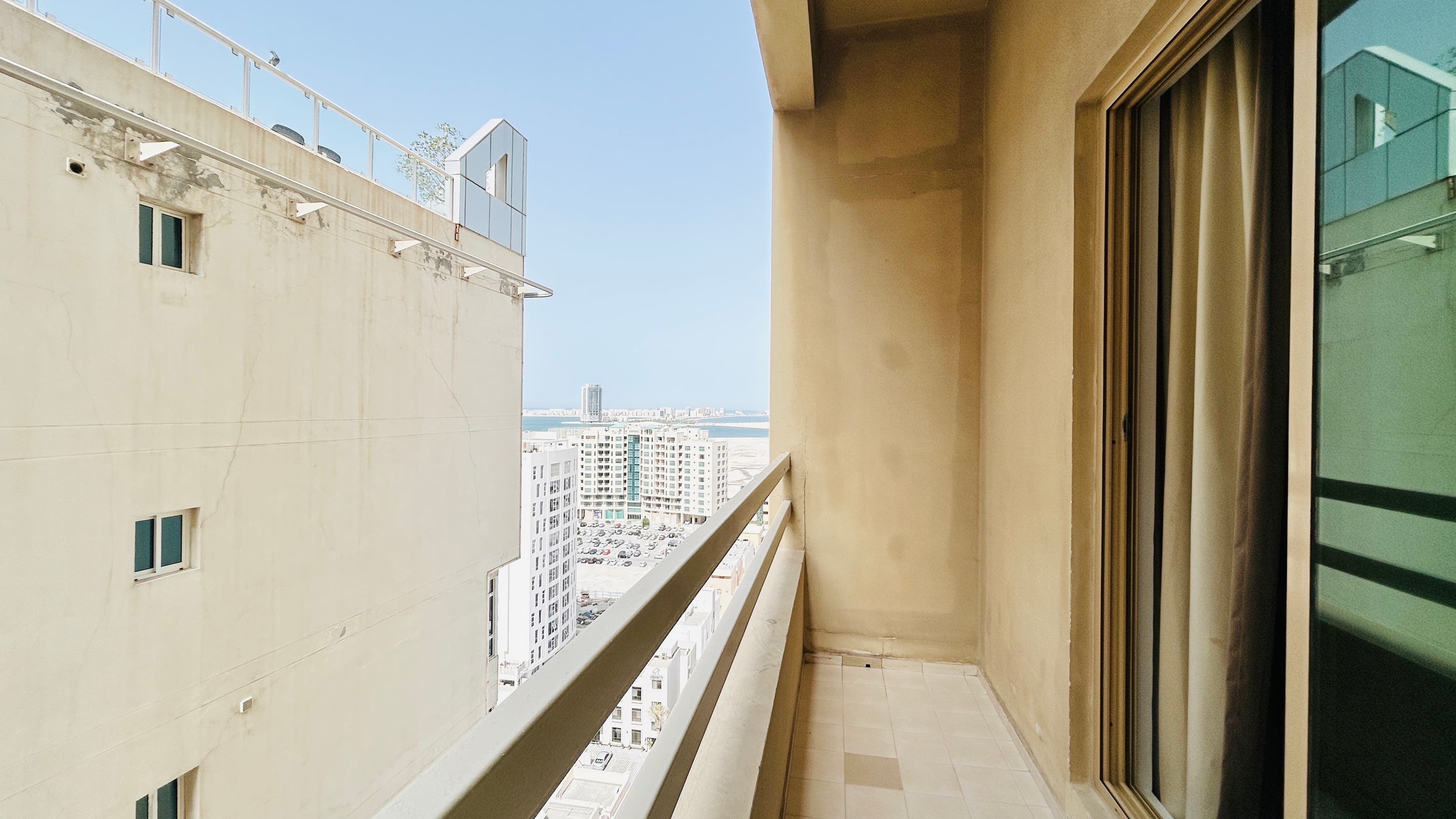 MODERN | SPACIOUS ROOM | GREAT AMENITIES | BALCONY