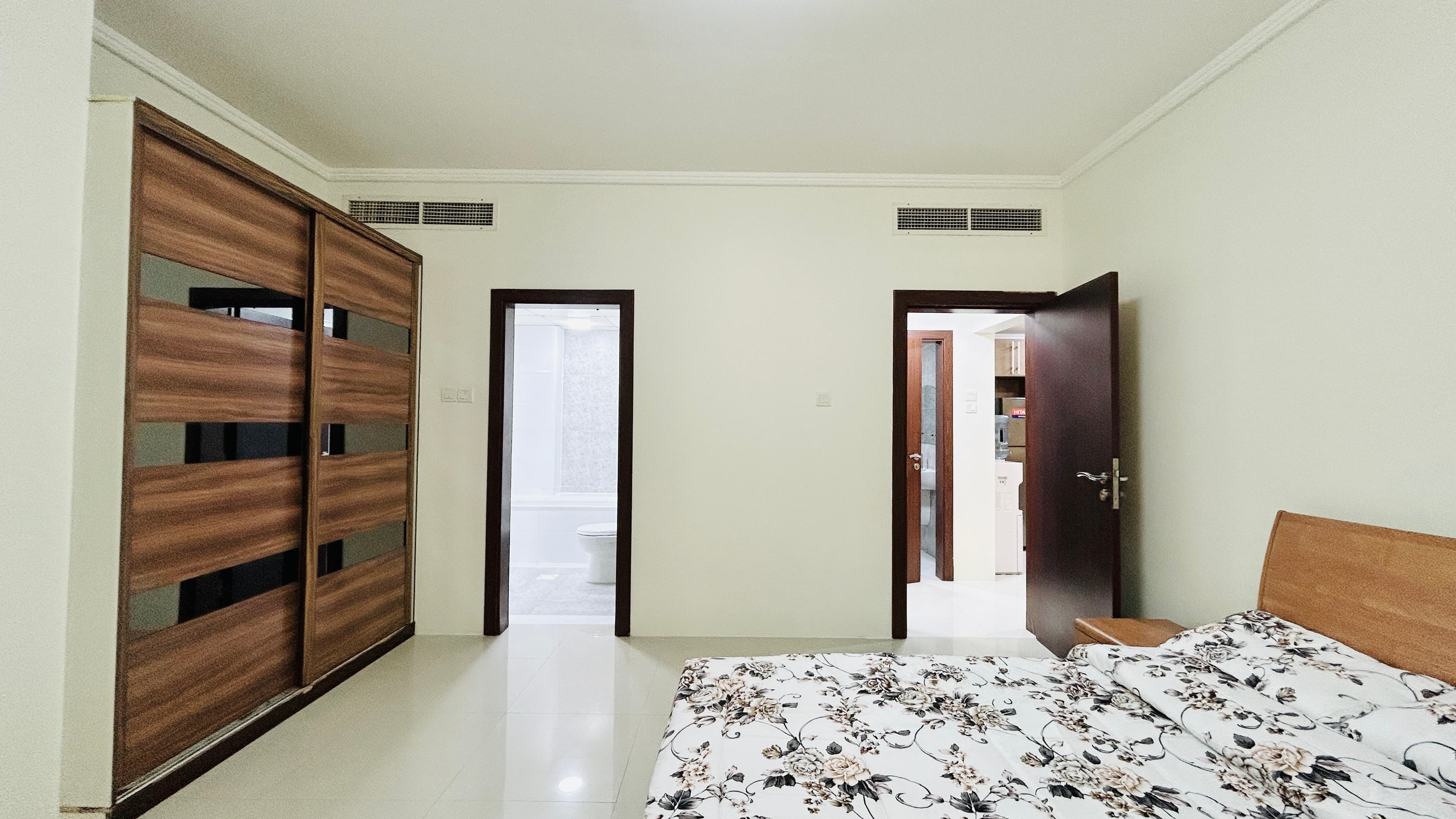 MODERN | SPACIOUS ROOM | GREAT AMENITIES | BALCONY