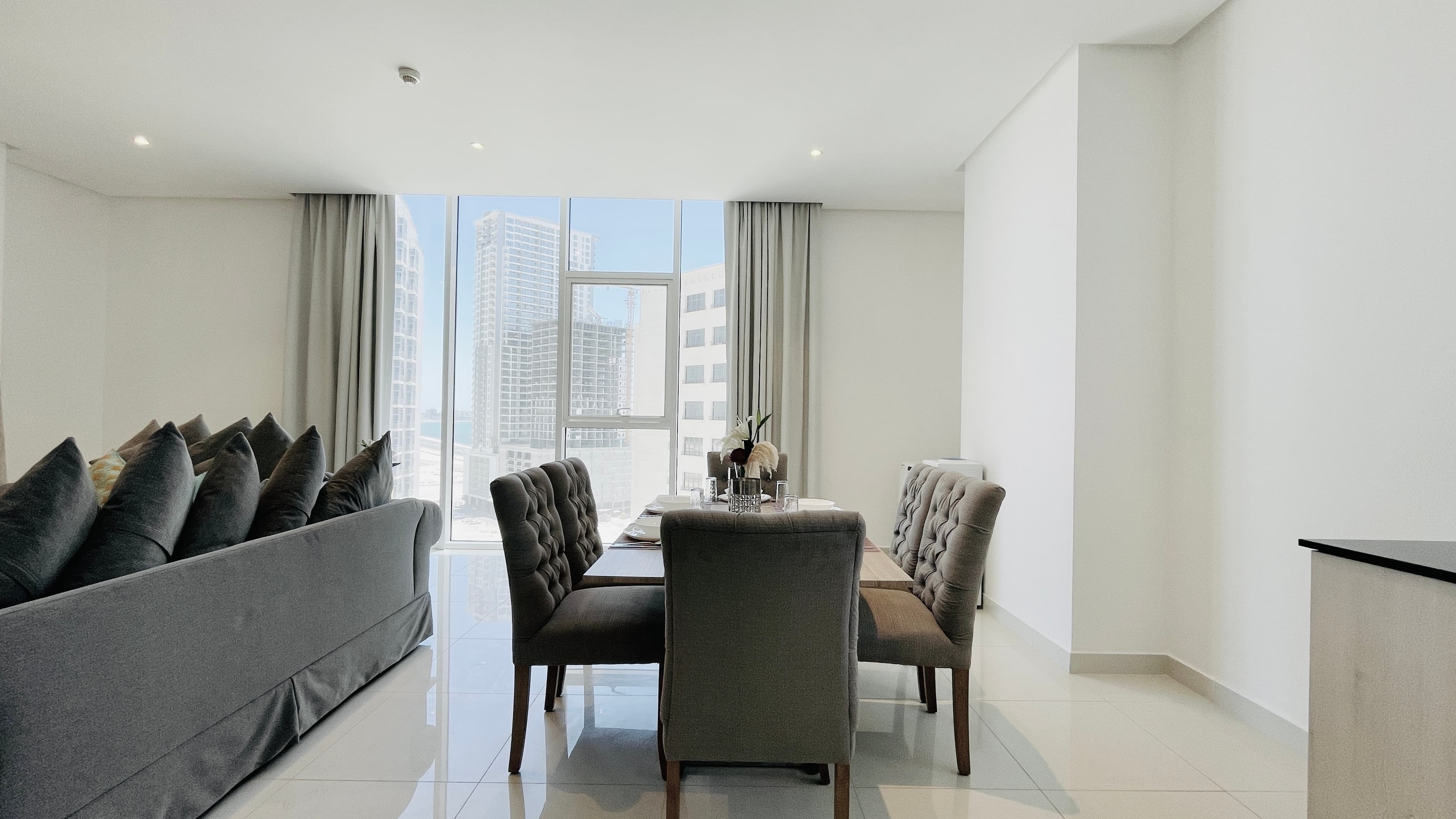 CITY VIEW | MODERN | SPACIOUS ROOMS | AMENITIES