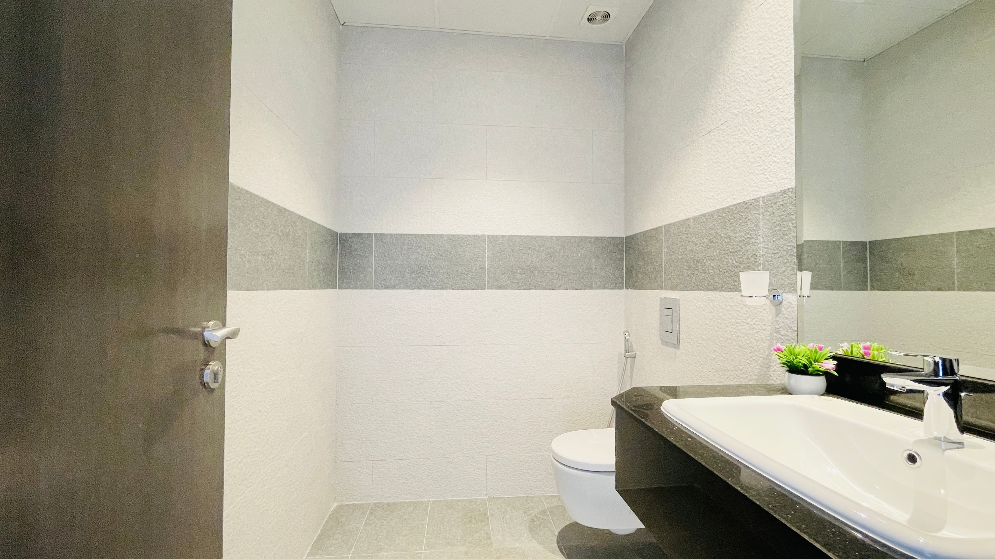 CITY VIEW | MODERN | SPACIOUS ROOMS | AMENITIES