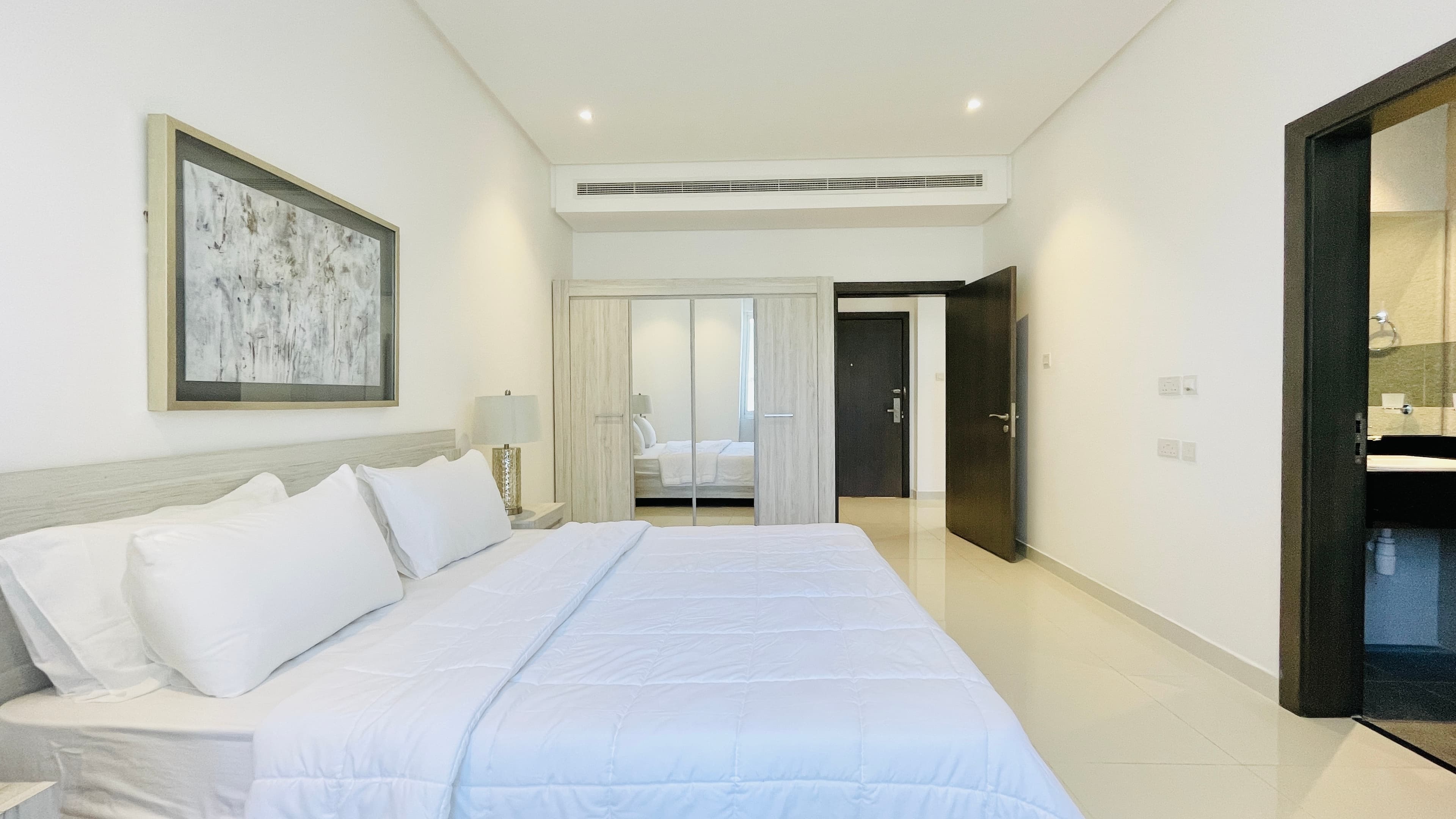 CITY VIEW | MODERN | SPACIOUS ROOMS | AMENITIES