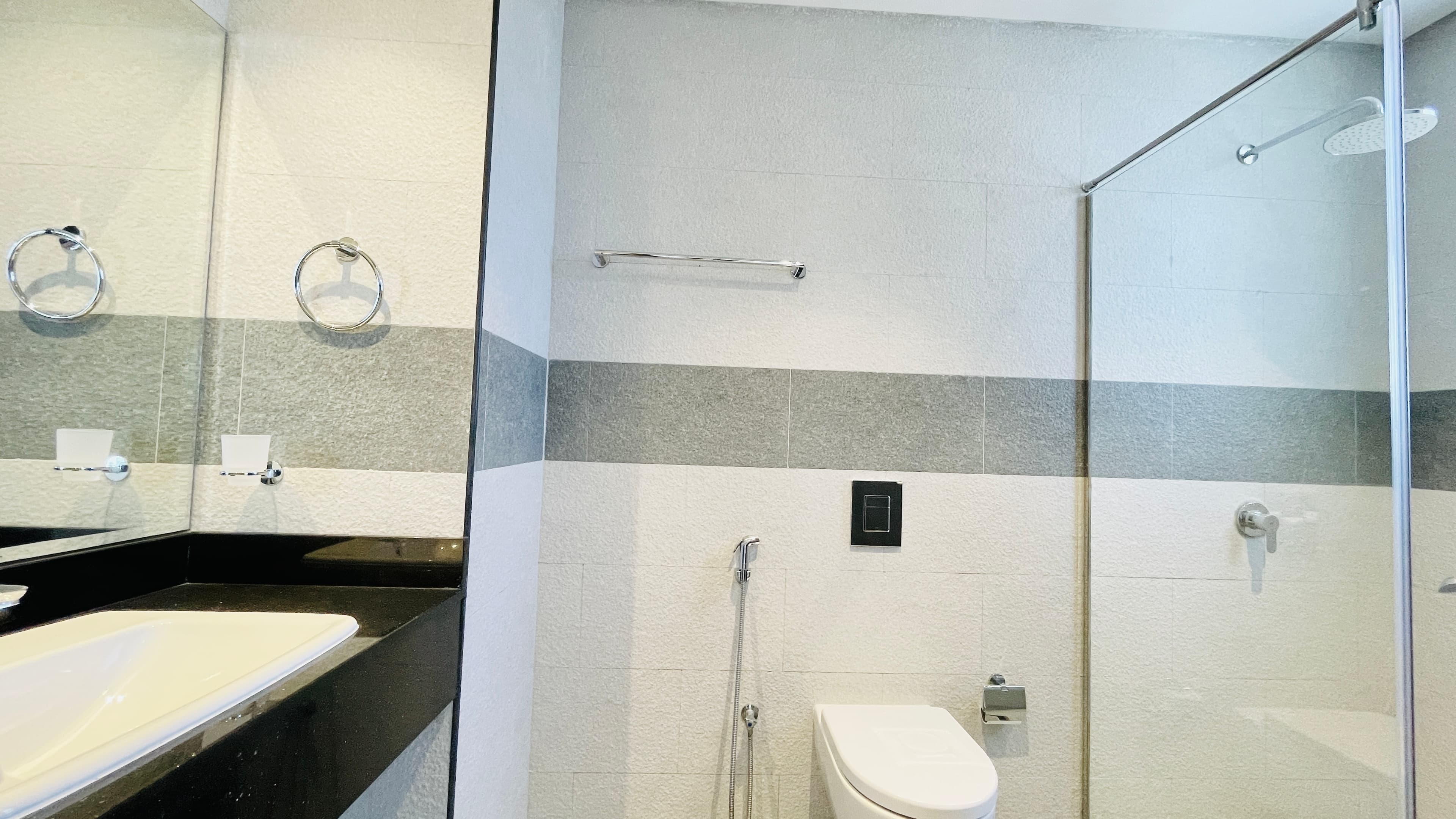 CITY VIEW | MODERN | SPACIOUS ROOMS | AMENITIES