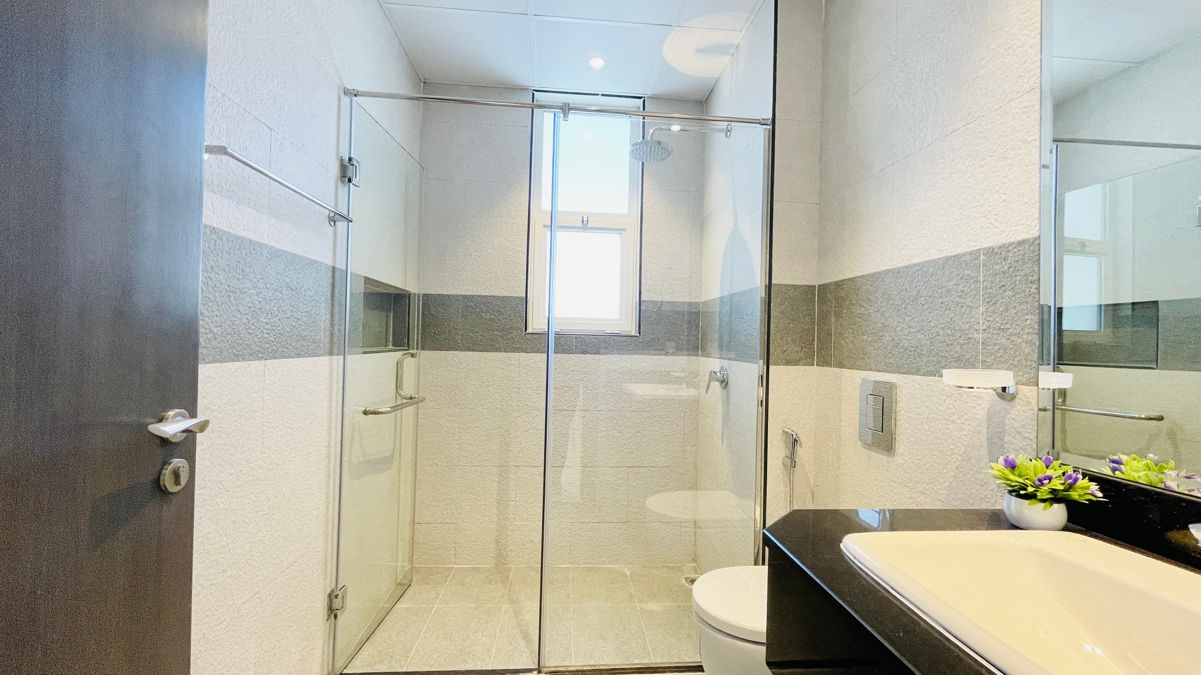 CITY VIEW | MODERN | SPACIOUS ROOMS | AMENITIES