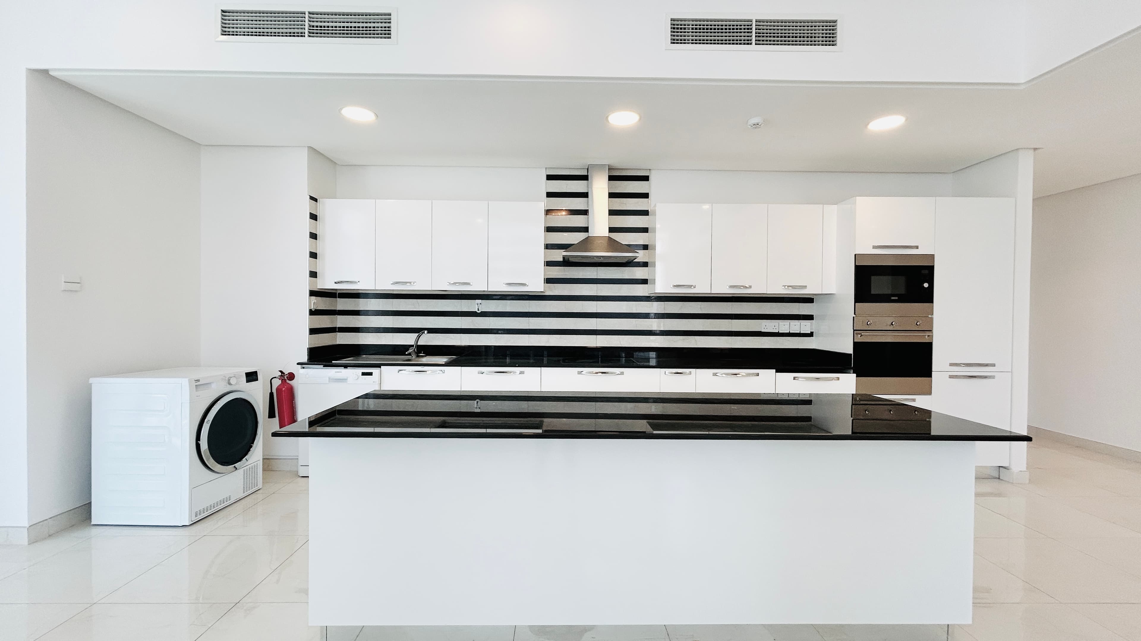 BRIGHT LIGHT | SPACIOUS | MAID ROOM | GREAT AMENITIES