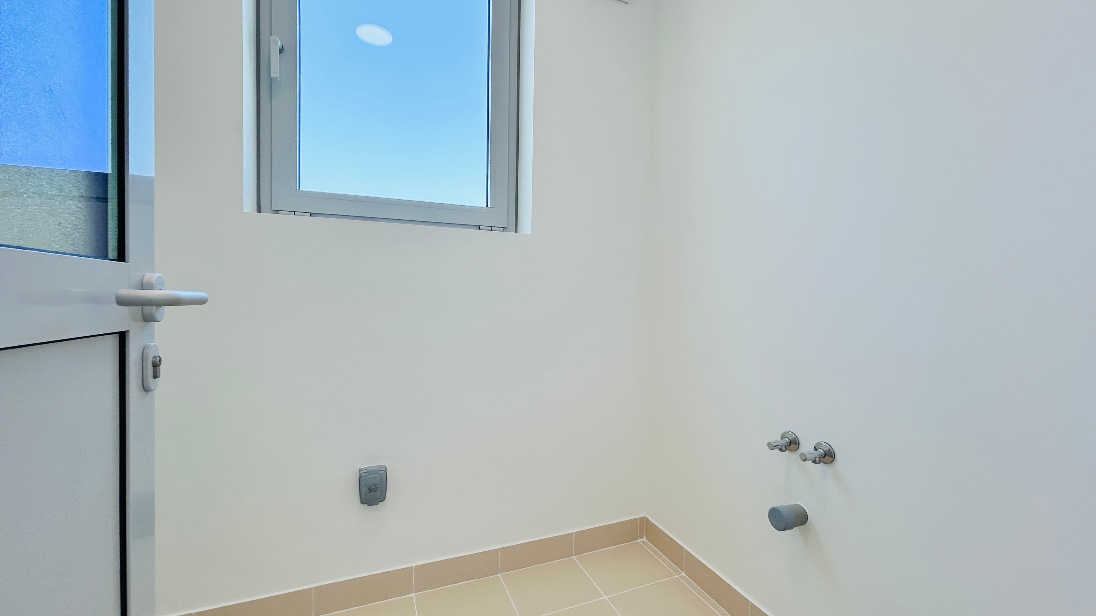 WATERFRONT VIEW | BRAND NEW | MODERN | PRIVATE POOL