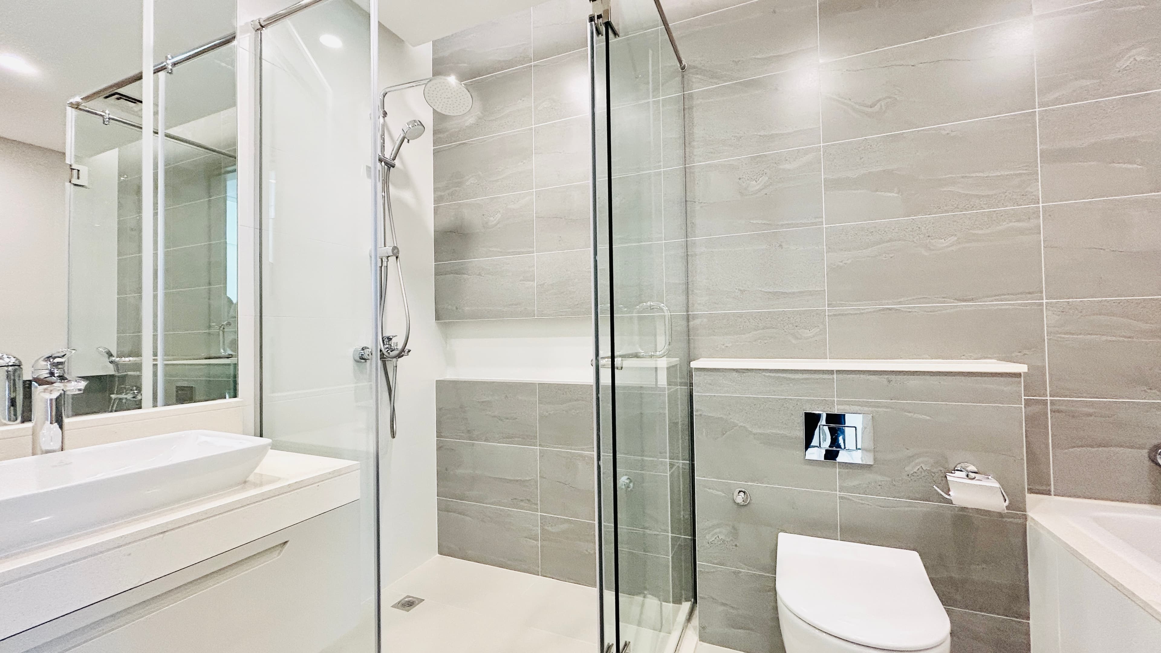 BRAND NEW | MODERN | PRIVATE POOL | WATERFRONT VIEW