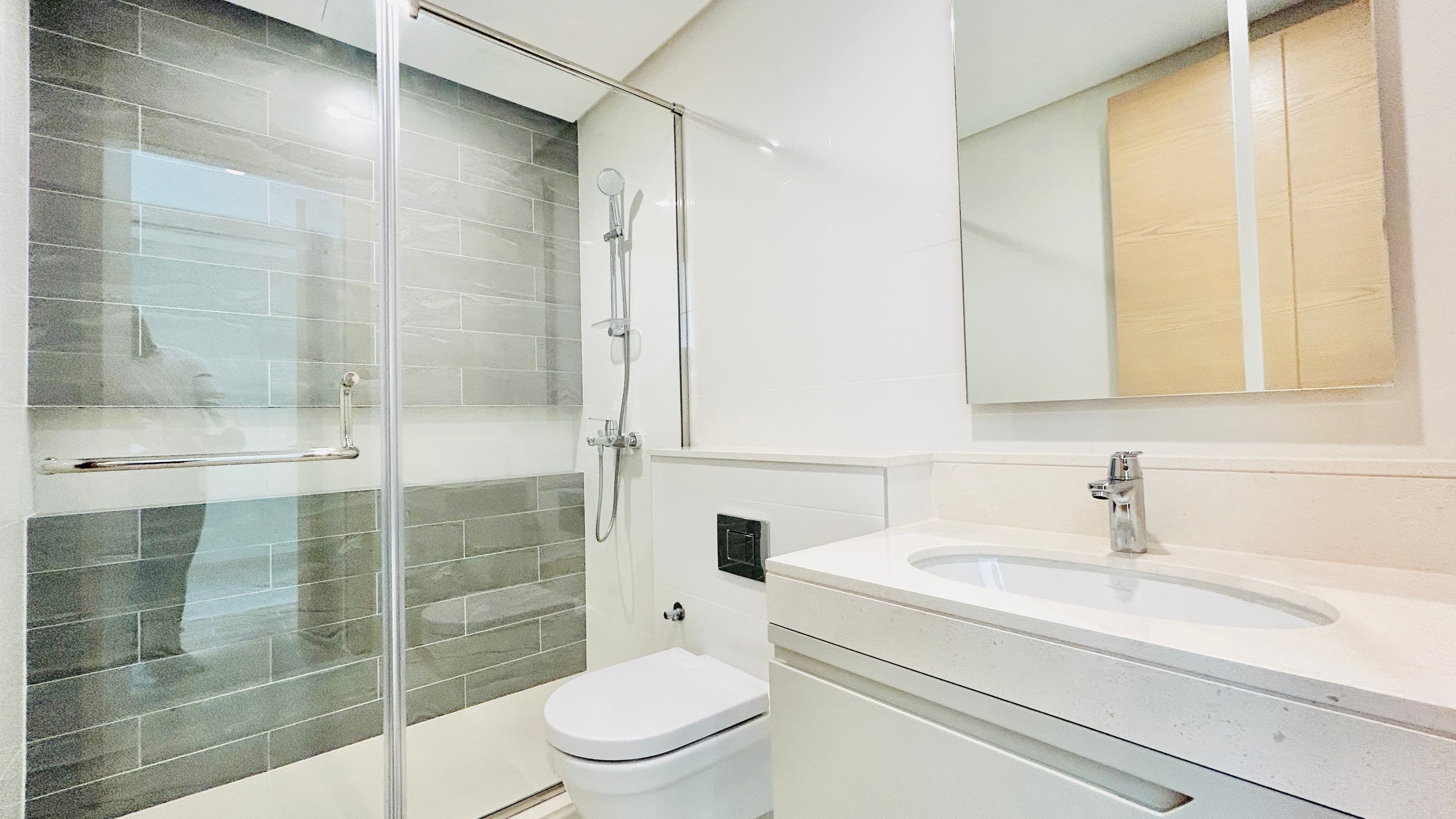 BRAND NEW | MODERN | PRIVATE POOL | WATERFRONT VIEW