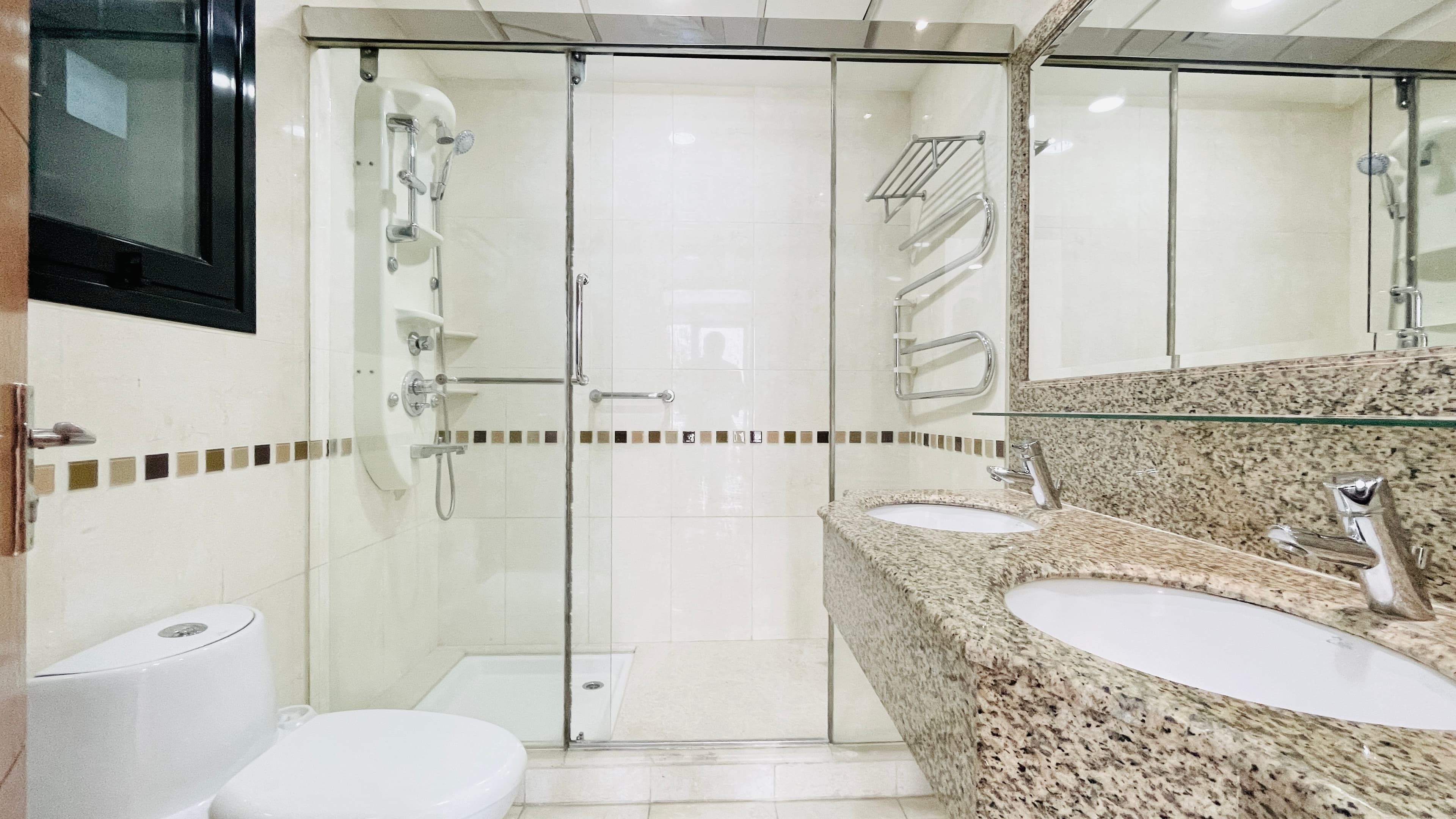 SPACIOUS ROOMS | BALCONY | CITYVIEW | GREAT FACILITIES