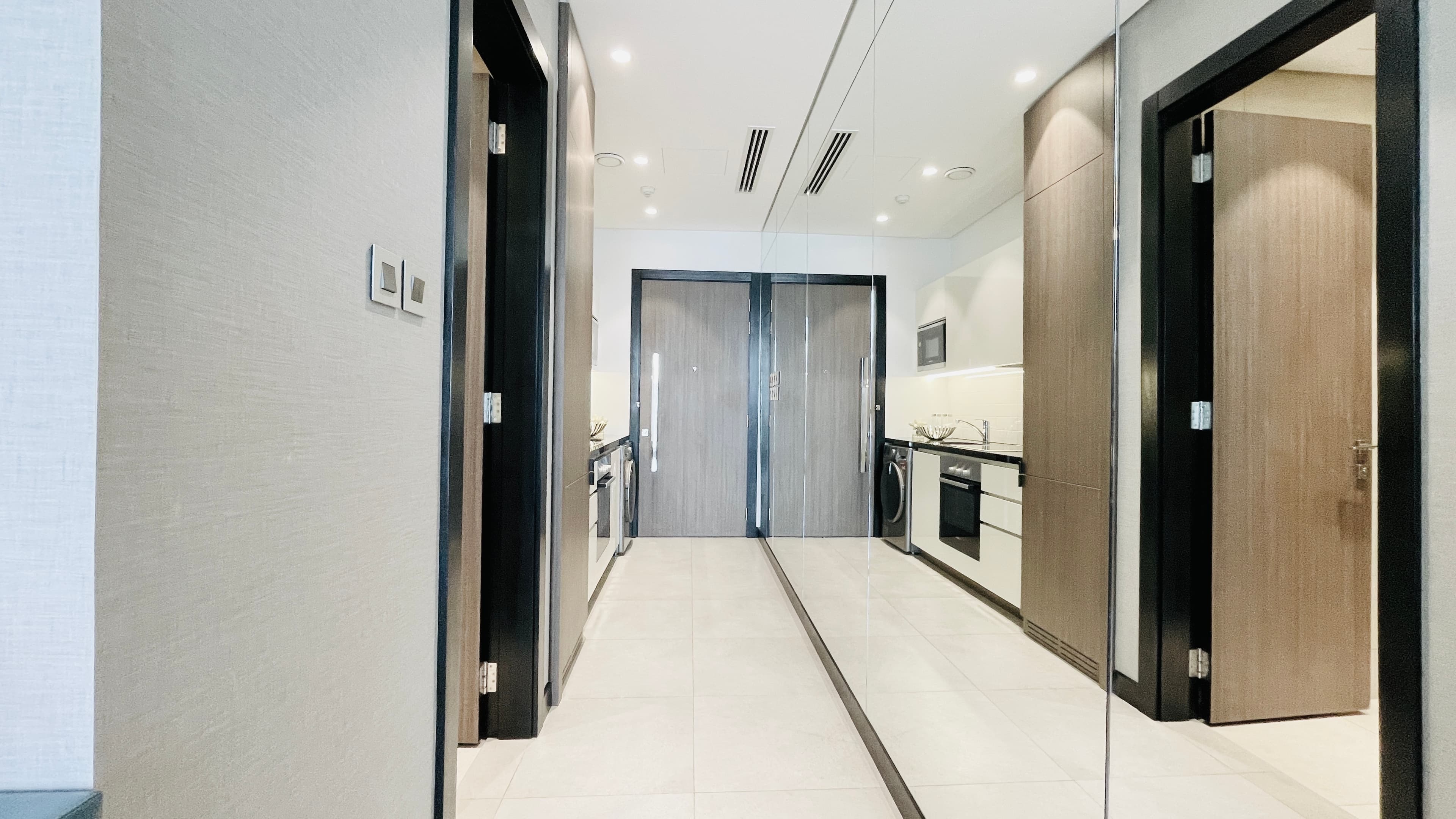 LUXURY | GREAT AMENITIES | MODERN | BALCONY