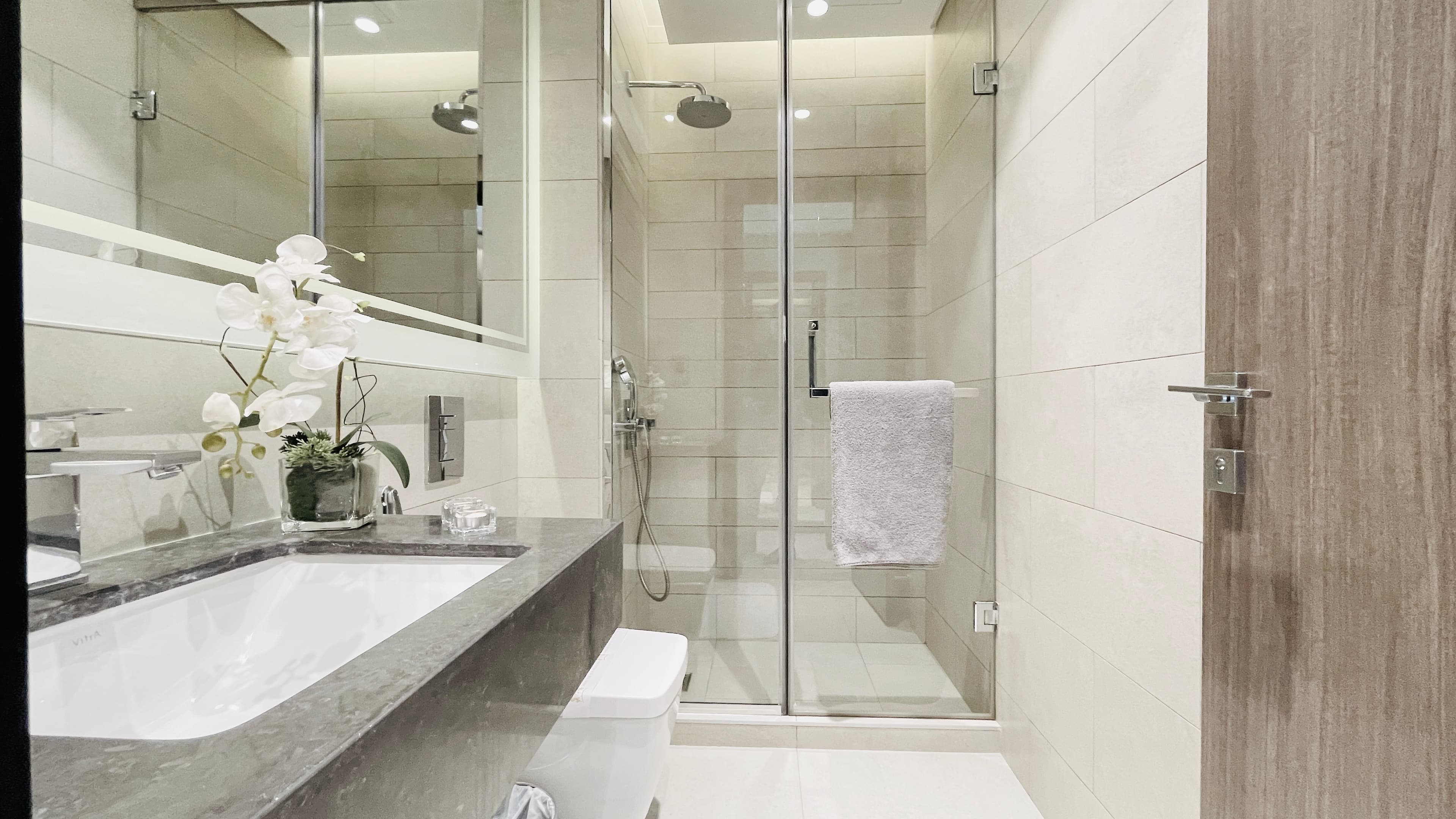 LUXURY | GREAT AMENITIES | MODERN | BALCONY