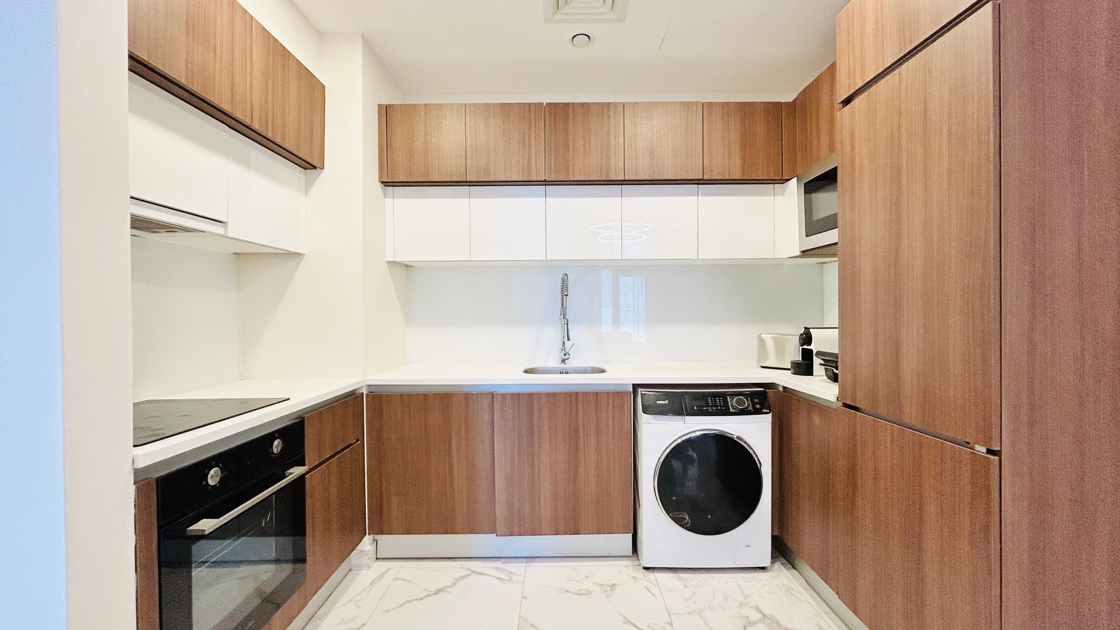 BALCONY | CITYVIEW | SPACIOUS ROOMS | GREAT FACILITIES
