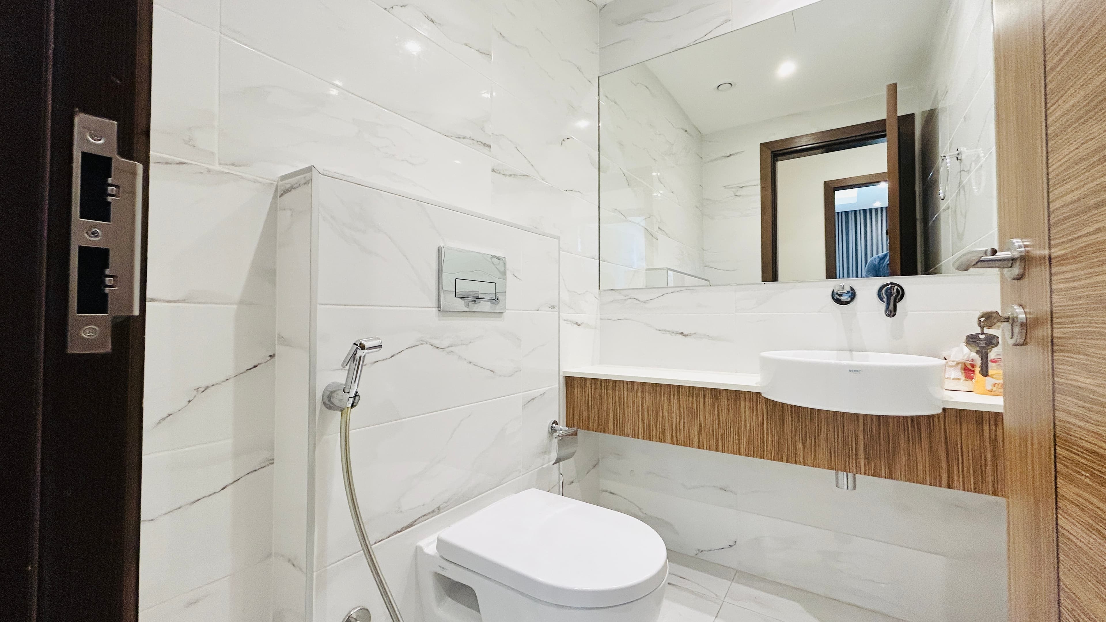 BALCONY | CITYVIEW | SPACIOUS ROOMS | GREAT FACILITIES