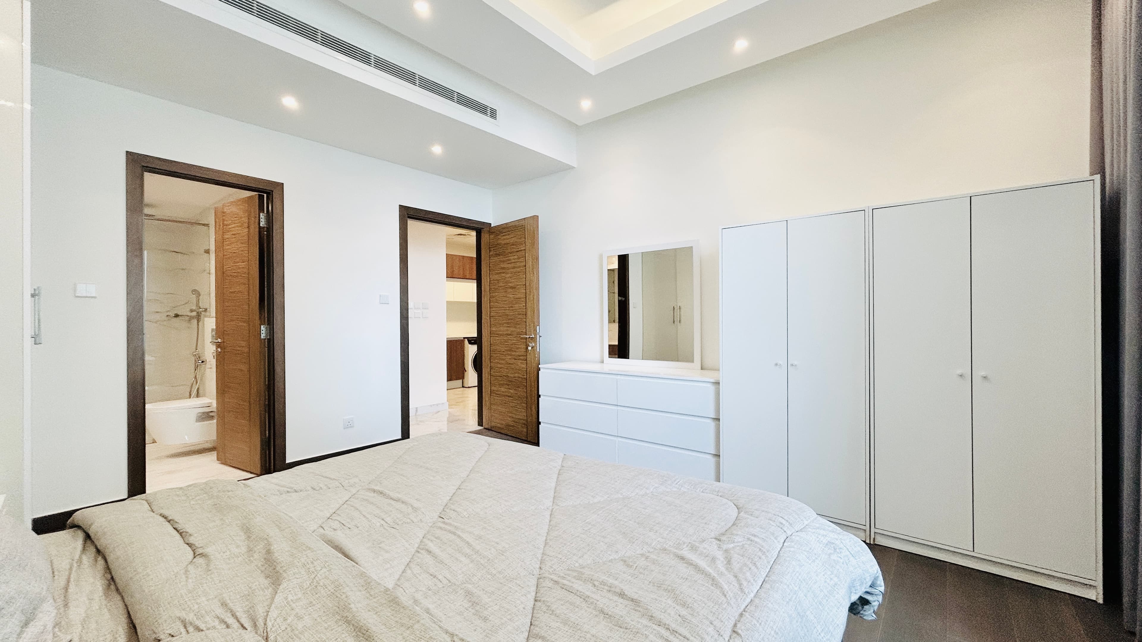 BALCONY | CITYVIEW | SPACIOUS ROOMS | GREAT FACILITIES