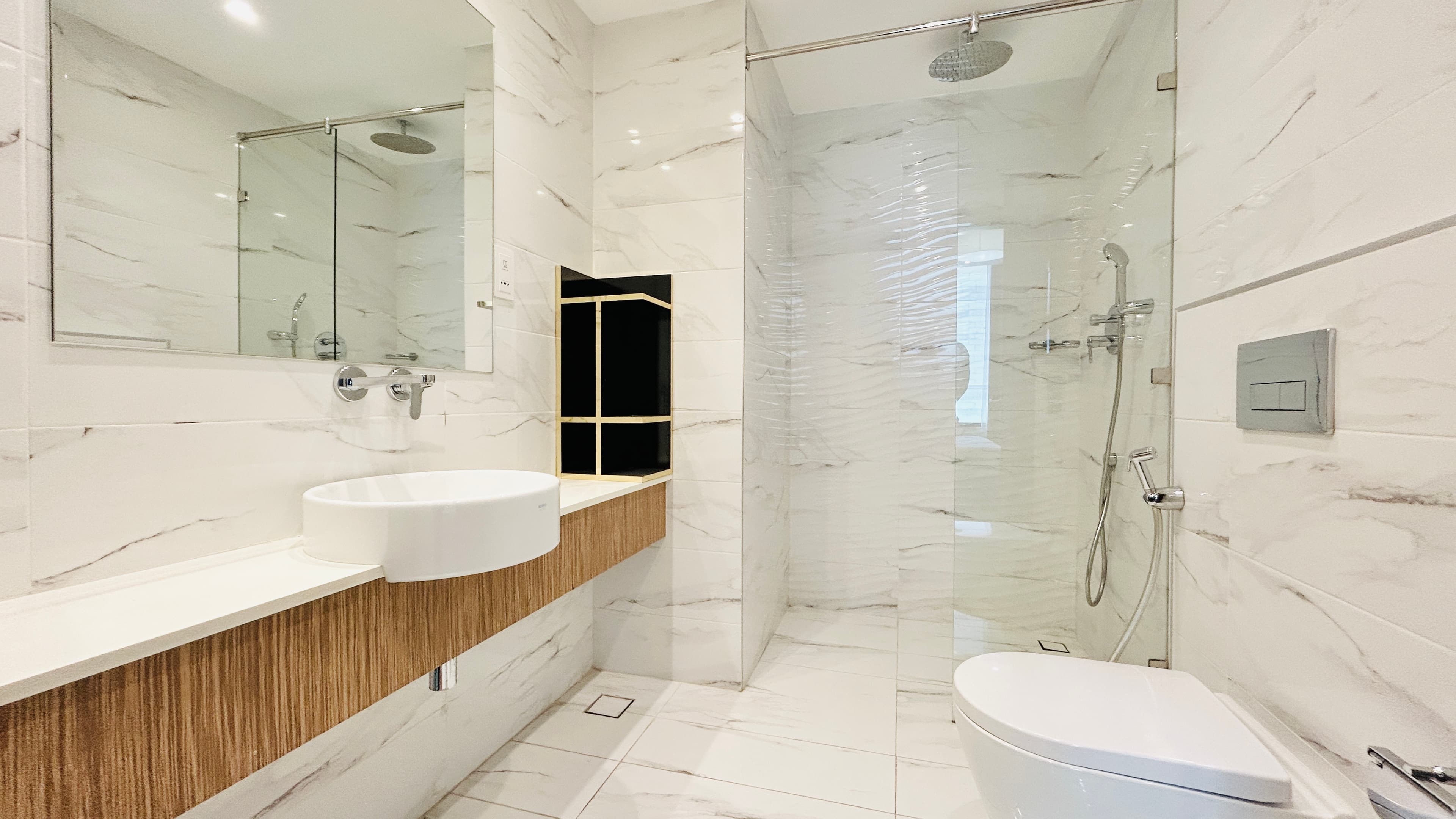 BALCONY | CITYVIEW | SPACIOUS ROOMS | GREAT FACILITIES