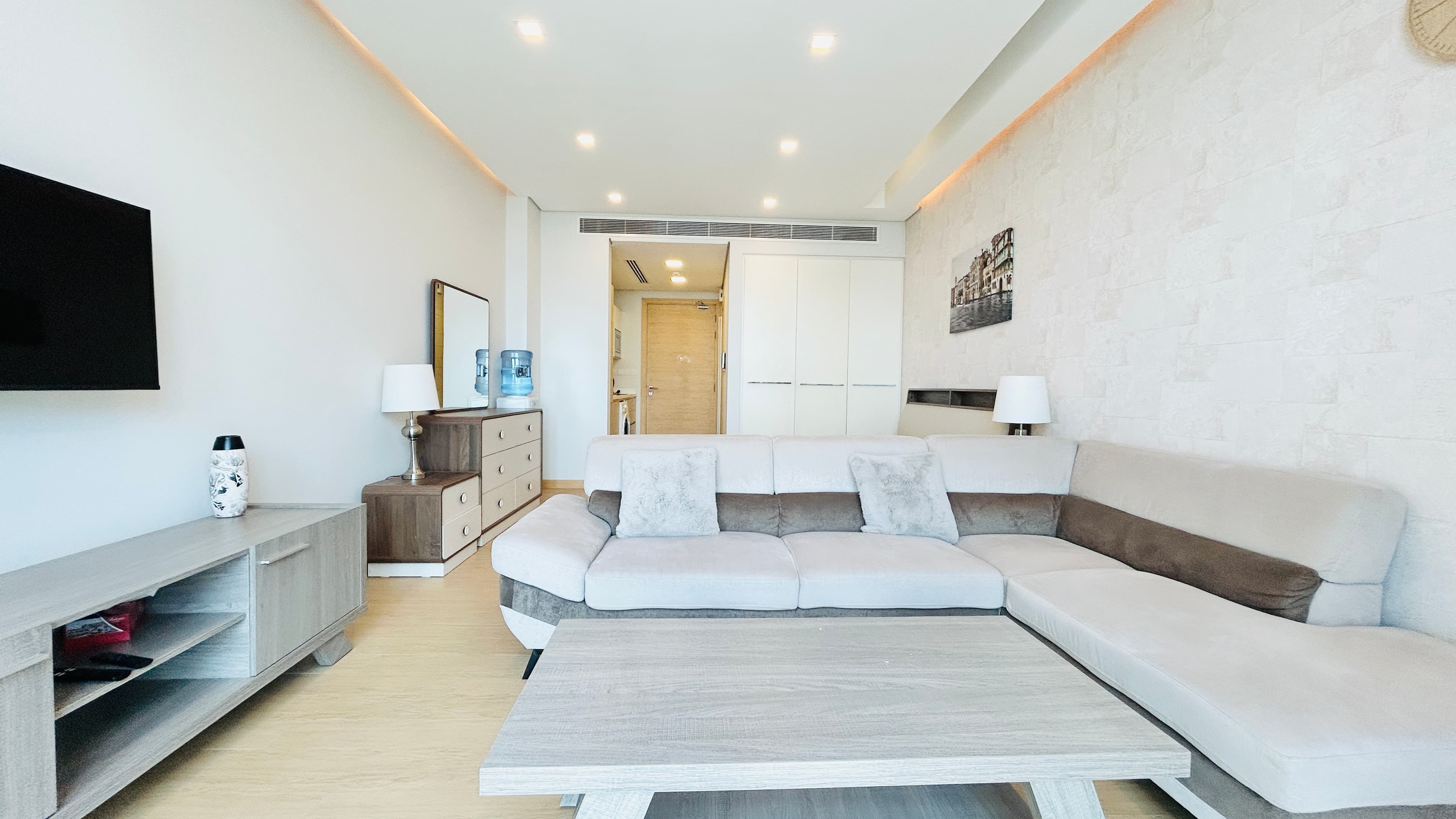 FULL CITY VIEW | BALCONY | MODERN | AMENITIES
