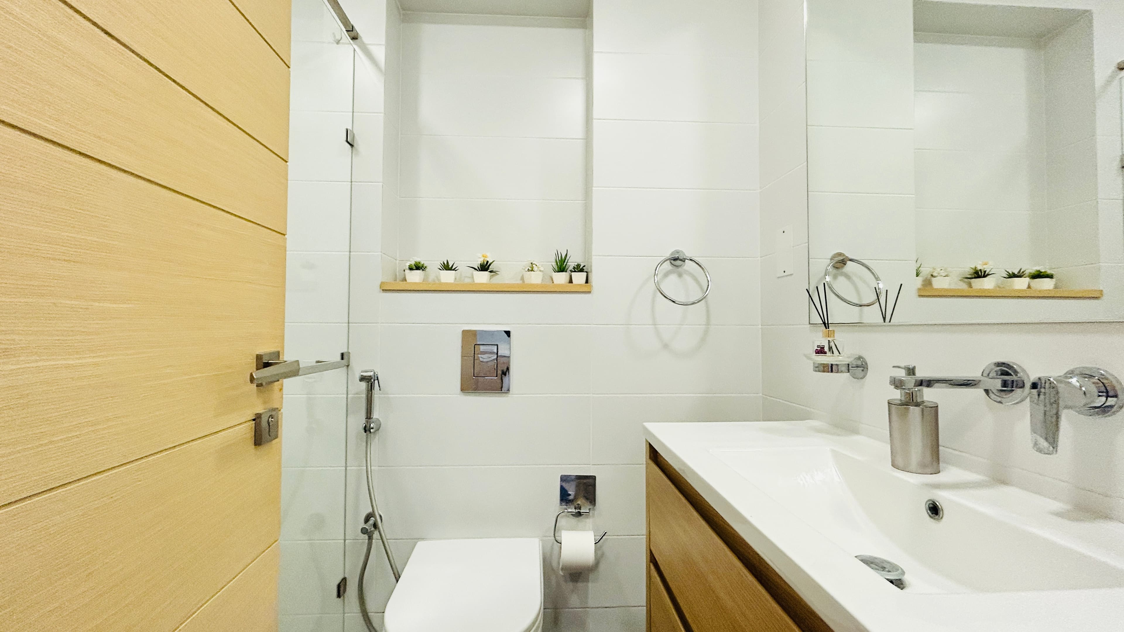 FULL CITY VIEW | BALCONY | MODERN | AMENITIES