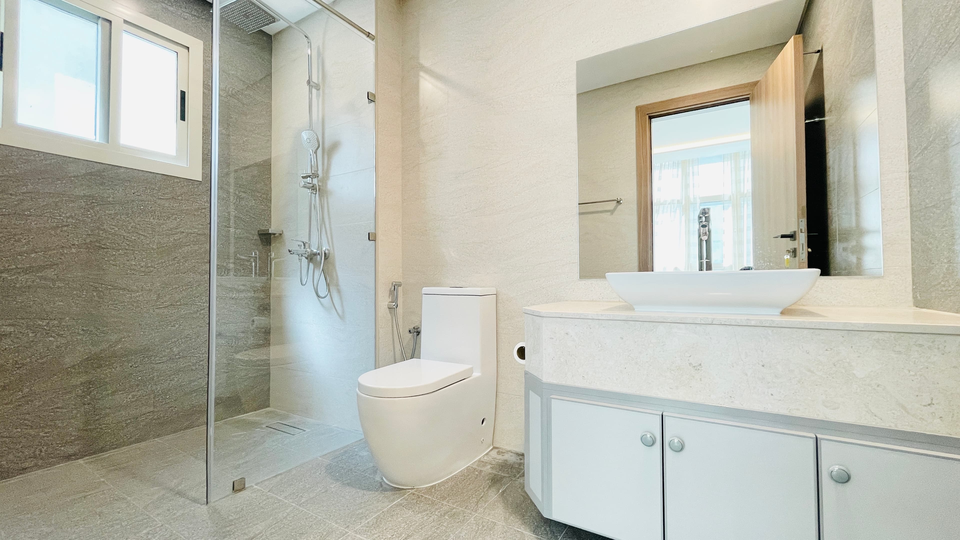 HOUSEKEEPING | SPACIOUS ROOMS | BALCONY | GREAT FACILITIES