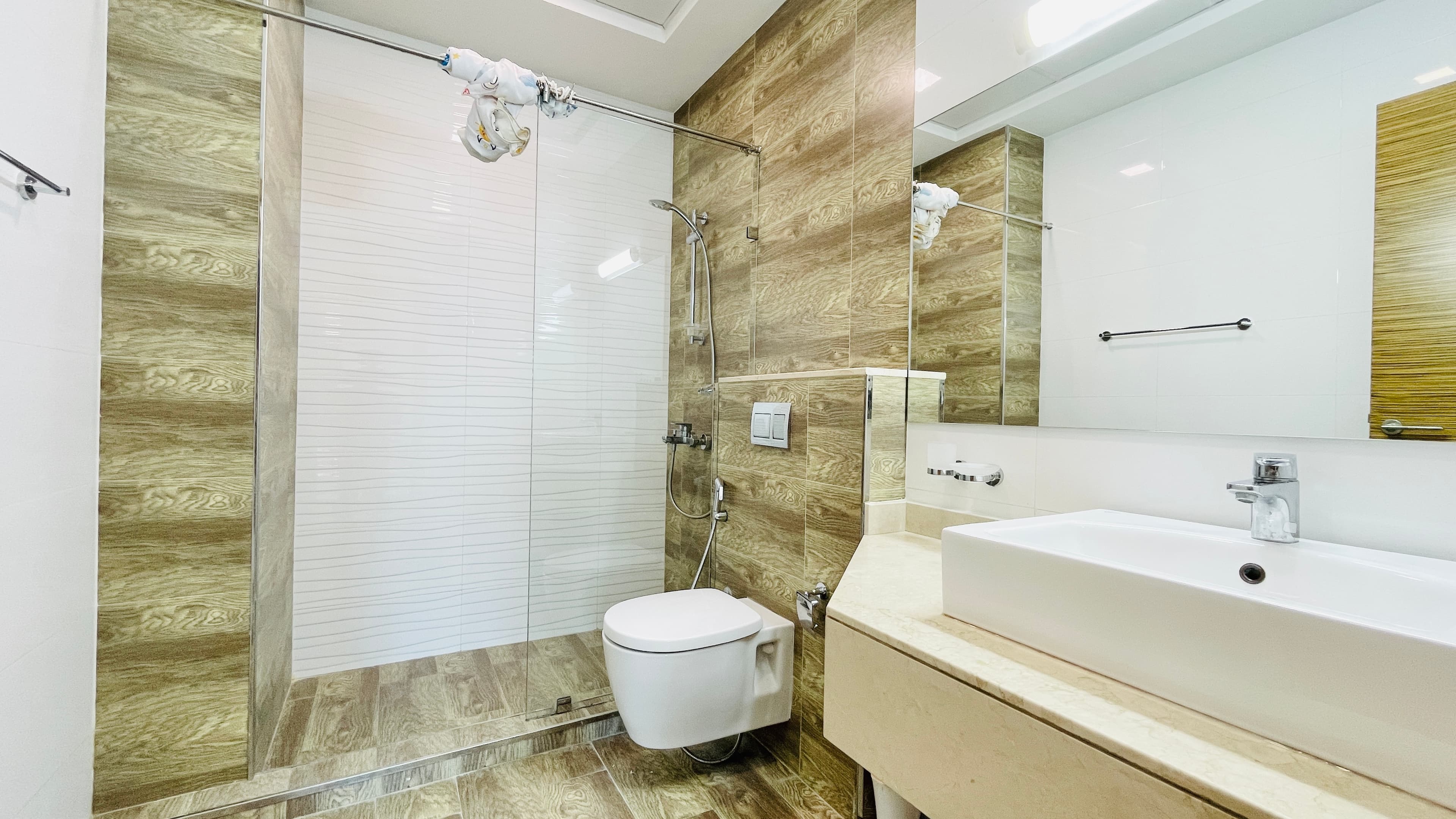 MODERN | SPACIOUS ROOMS | BALCONY | CITY VIEW